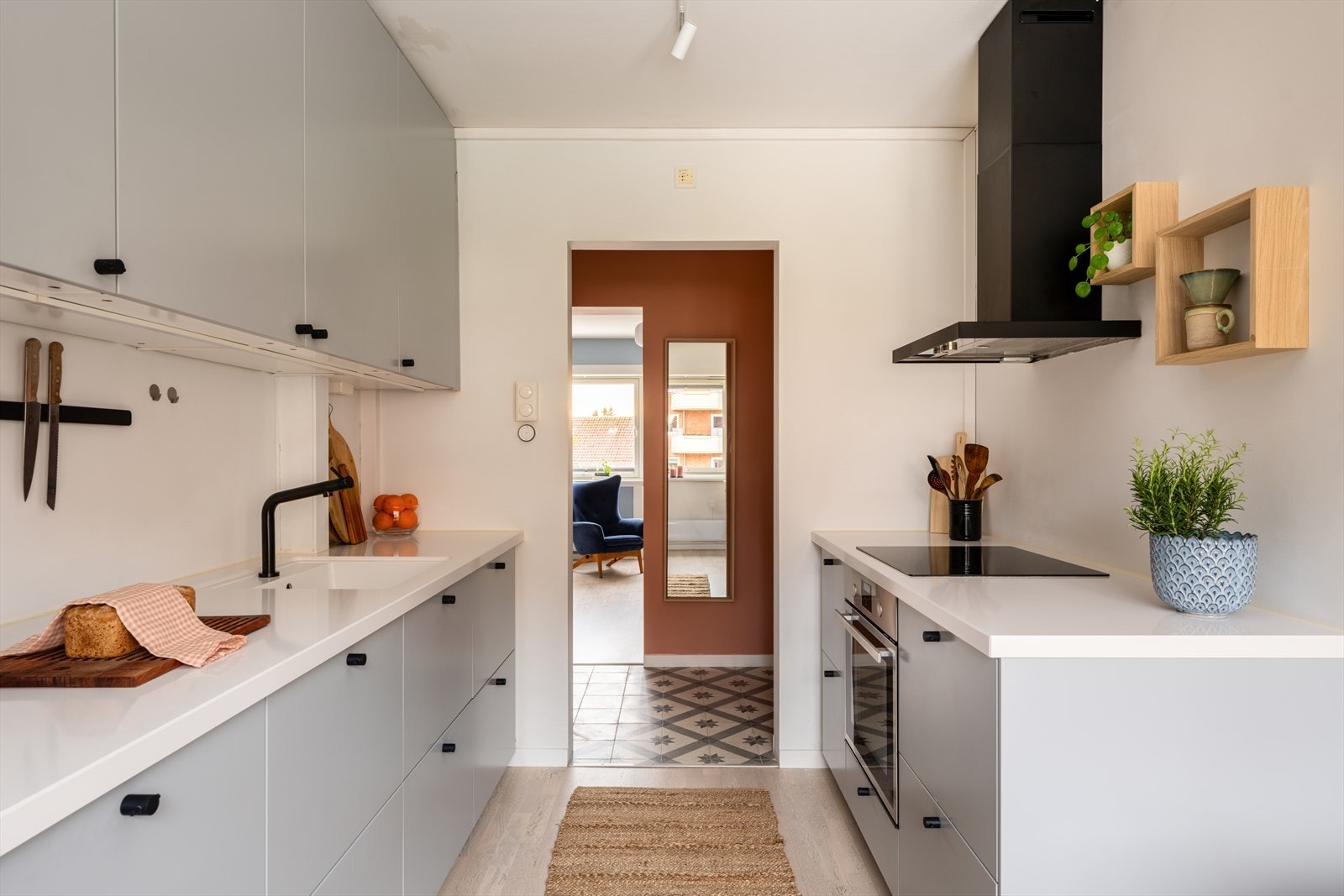 Veggen mellom benkeplate og overskap er malt. Galleribilde