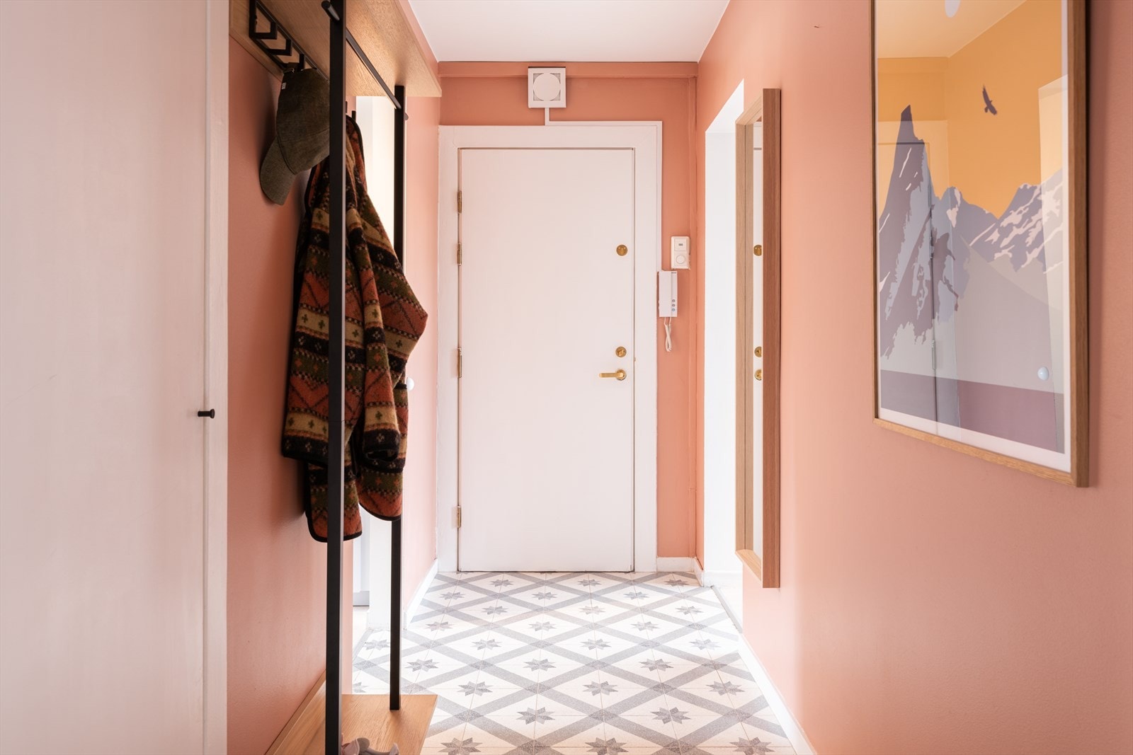 Leiligheten har en romslig og innbydende entré/gang med god plass til oppbevaring av yttertøy og sko. Galleribilde