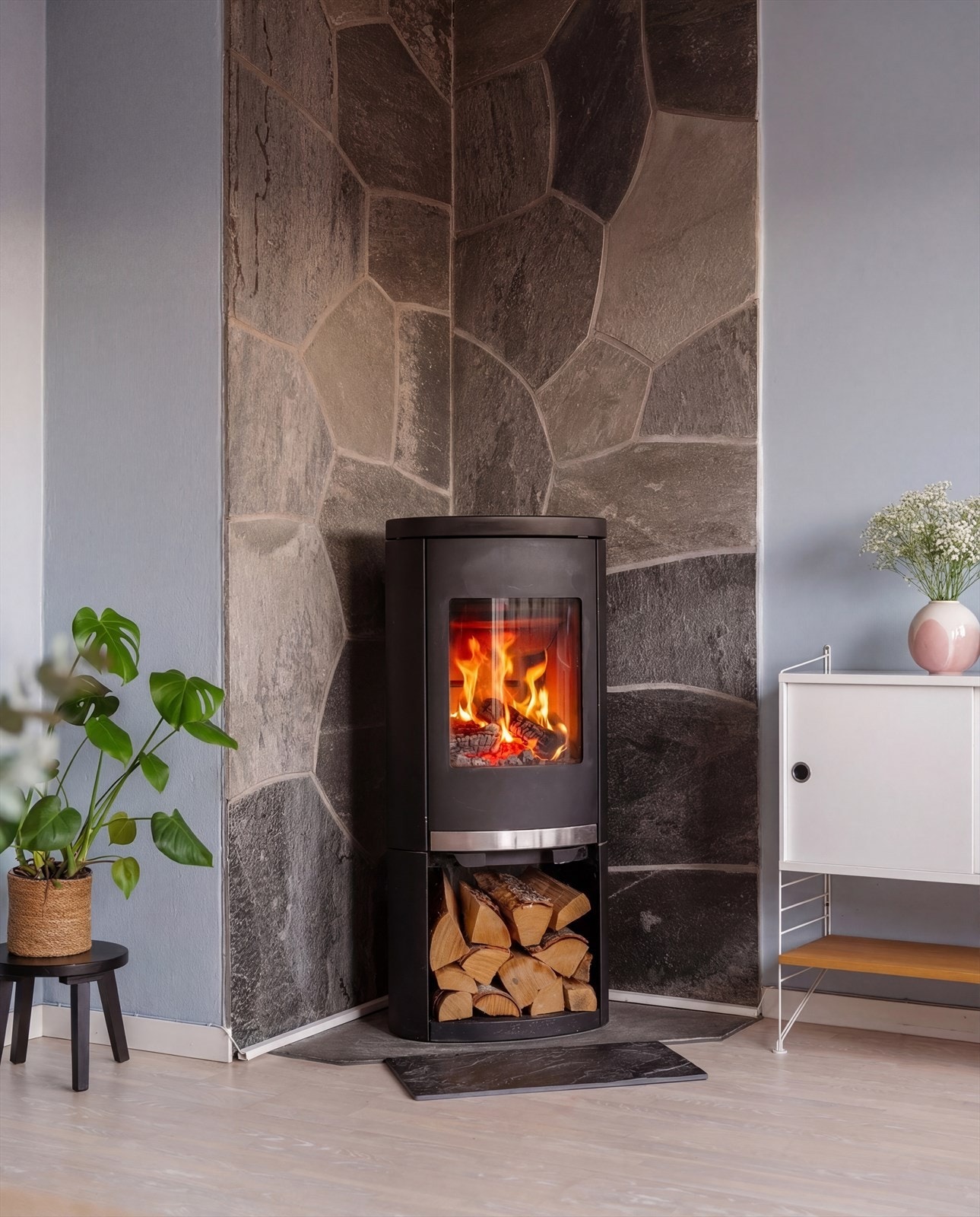 Rommet har peisovn som gir god varme og et hyggelig samlingspunkt, i tillegg til panelovn for oppvarming. Galleribilde