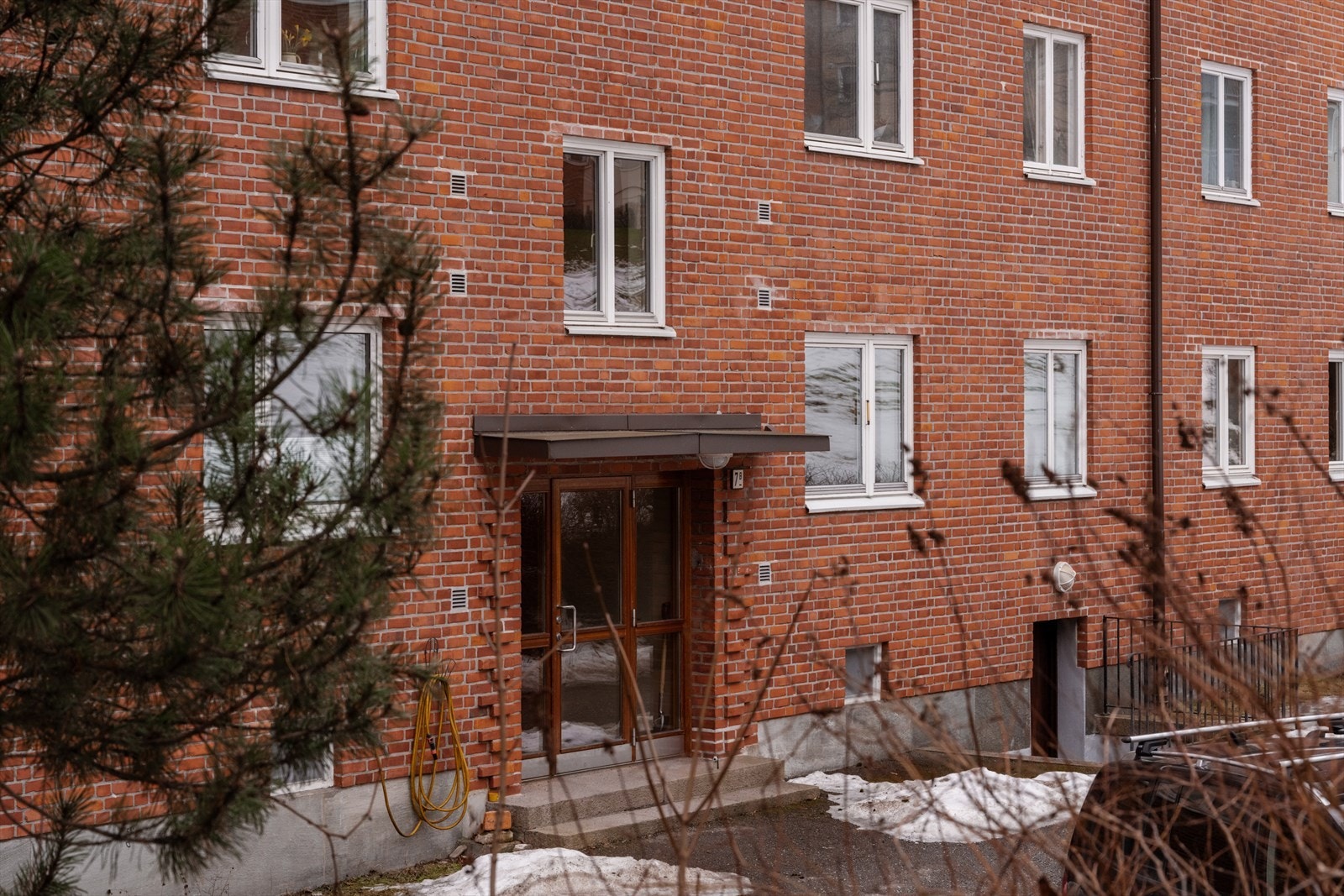 Her bor man sentralt med kort vei til et bredt utvalg av butikker og servicetilbud, samtidig som beliggenheten er tilbaketrukket nok til å gi en rolig og behagelig atmosfære. Galleribilde