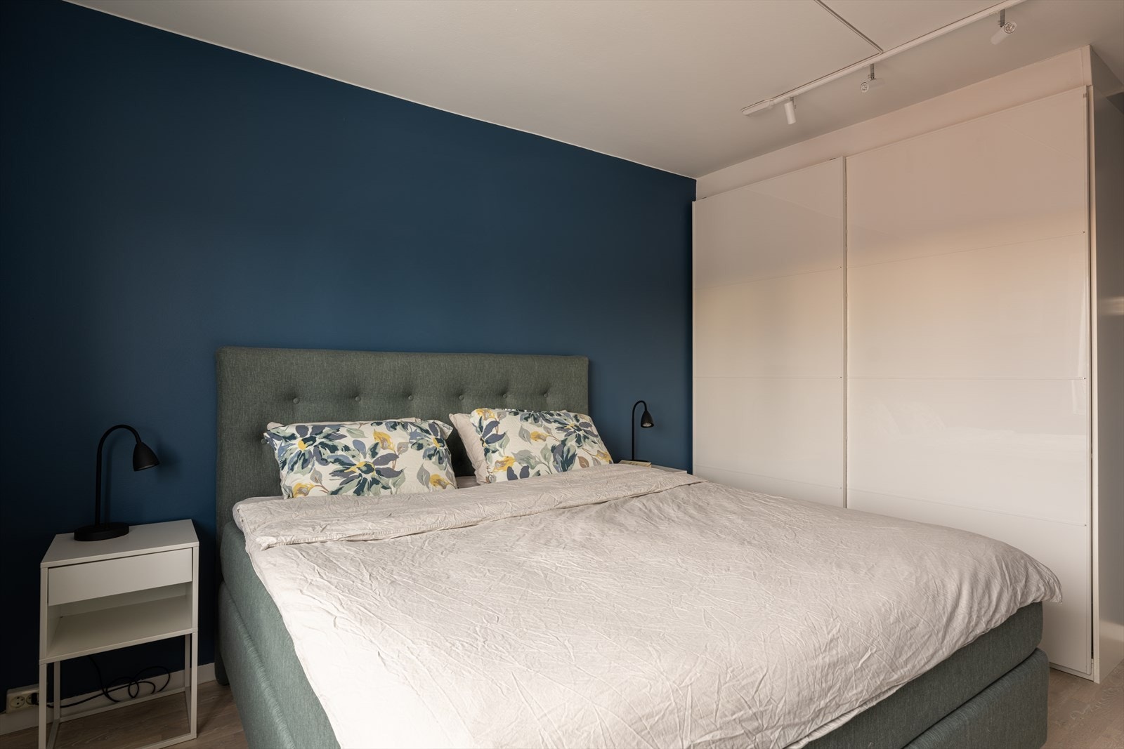 Hovedsoverommet har skyvedørsgarderobe som gir gode oppbevaringsmuligheter. Galleribilde