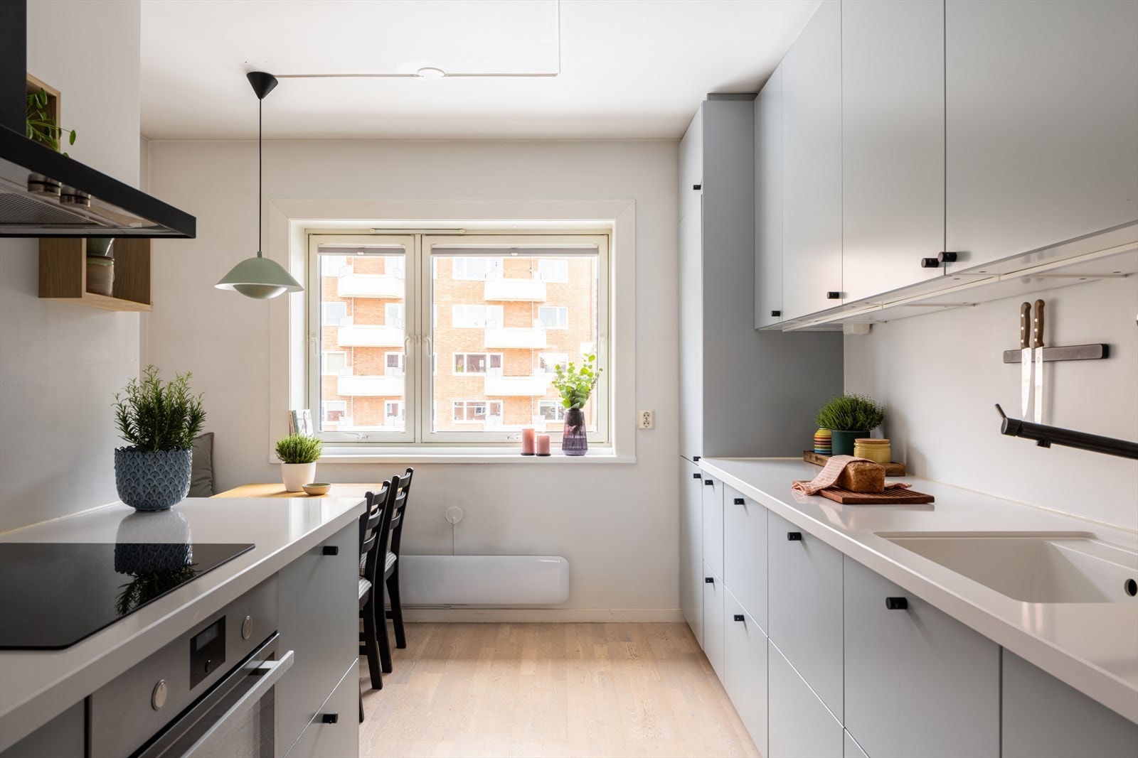 Kjøkkenet ble etablert/fornyet i 2018 og har innredning med glatte fronter. Galleribilde