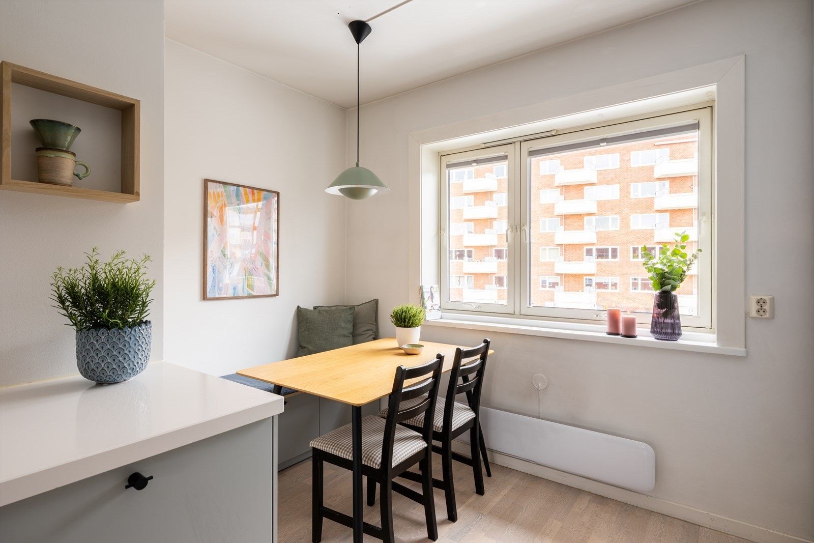 Koselig spisebord til rolige morgener og hyggelige frokoststunder. Galleribilde