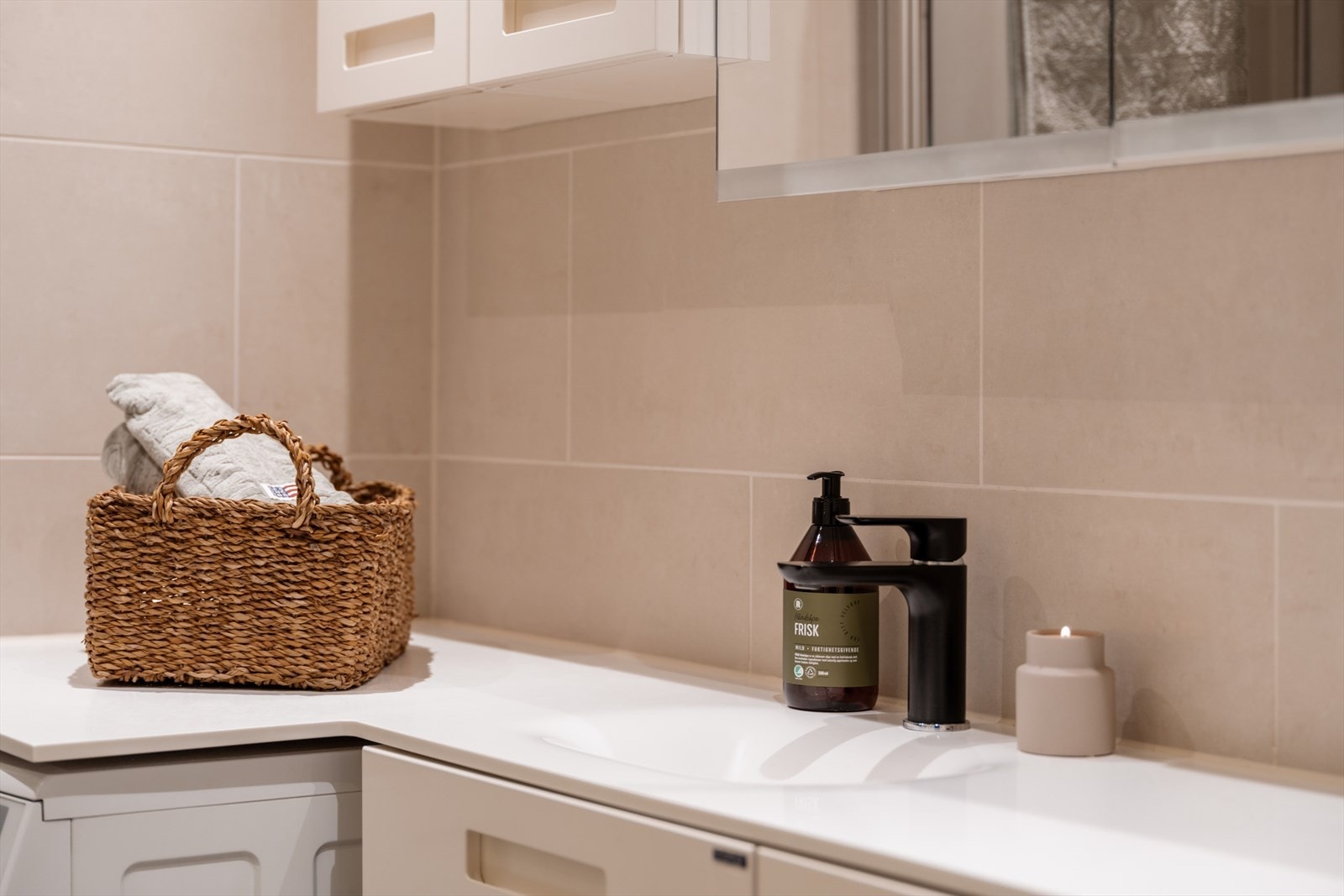 Gulvet har varmekabler og himlingen er nedsenket med downlights. I 2024 ble det installert ny termostat til gulvvarmen. Galleribilde