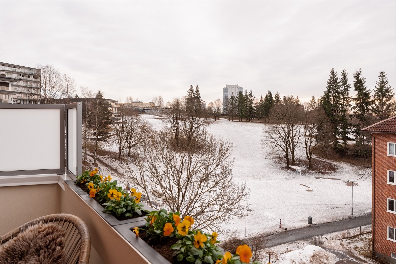 Leiligheten ligger skjermet til i 4. etasje med solrik balkong og hyggelig utsyn. Her bor du rolig, men samtidig urbant og sentralt. Galleribilde