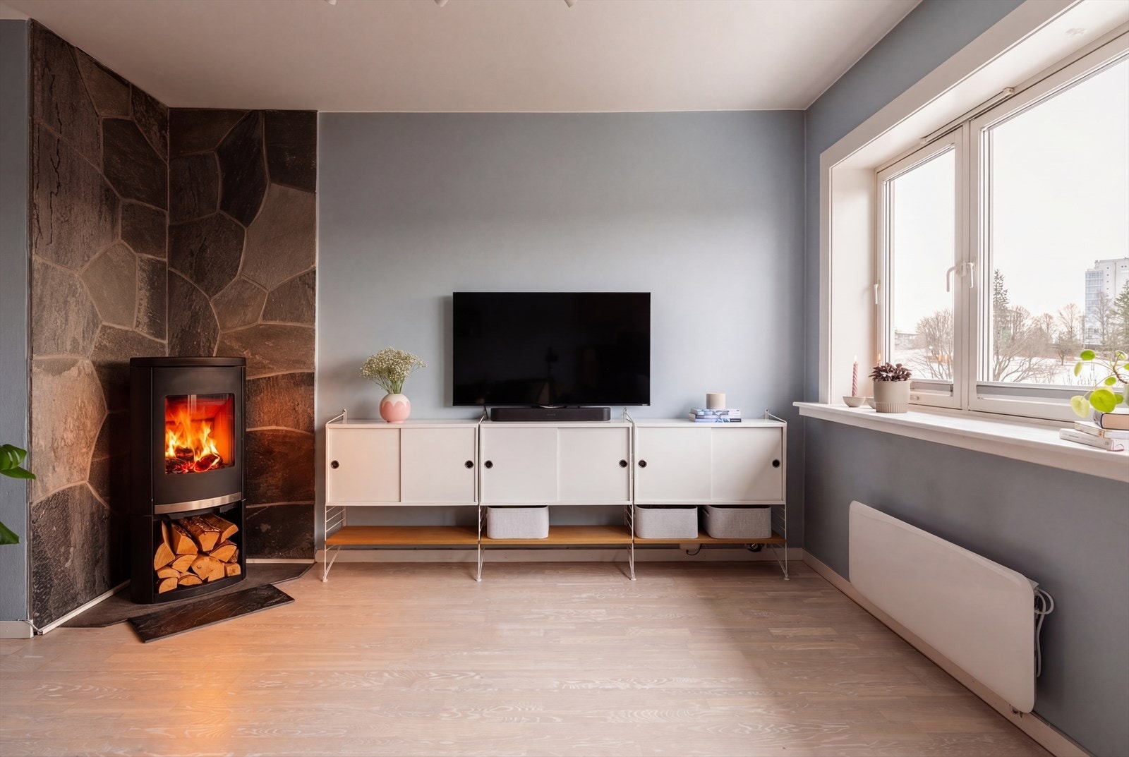 Stuen fremstår lys og innbydende med store vindusflater som slipper inn rikelig med naturlig lys. Galleribilde