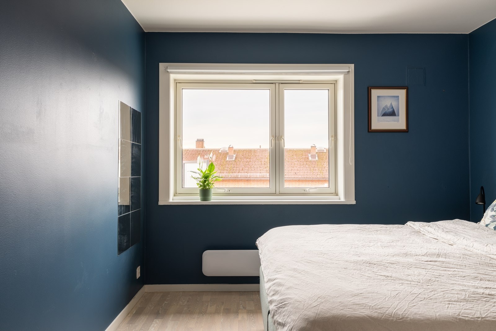 Rommet er også utstyrt med panelovn. Galleribilde