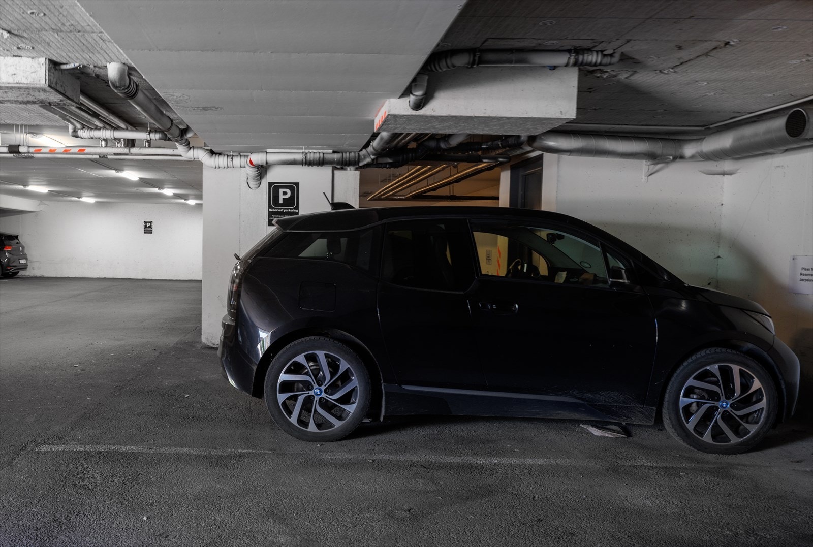 Det medfølger tinglyst parkeringsplass i lukket garasjeanlegg rett over gata. Galleribilde