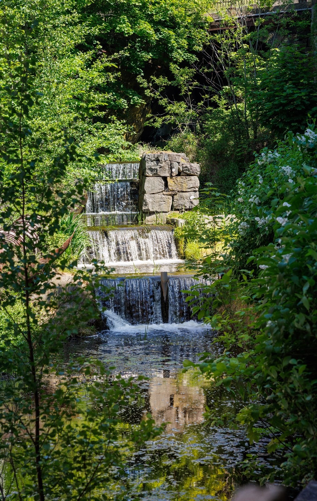 Fossen som sildrer forbi er prikken over i'en i de idylliske omgivelsene. Galleribilde