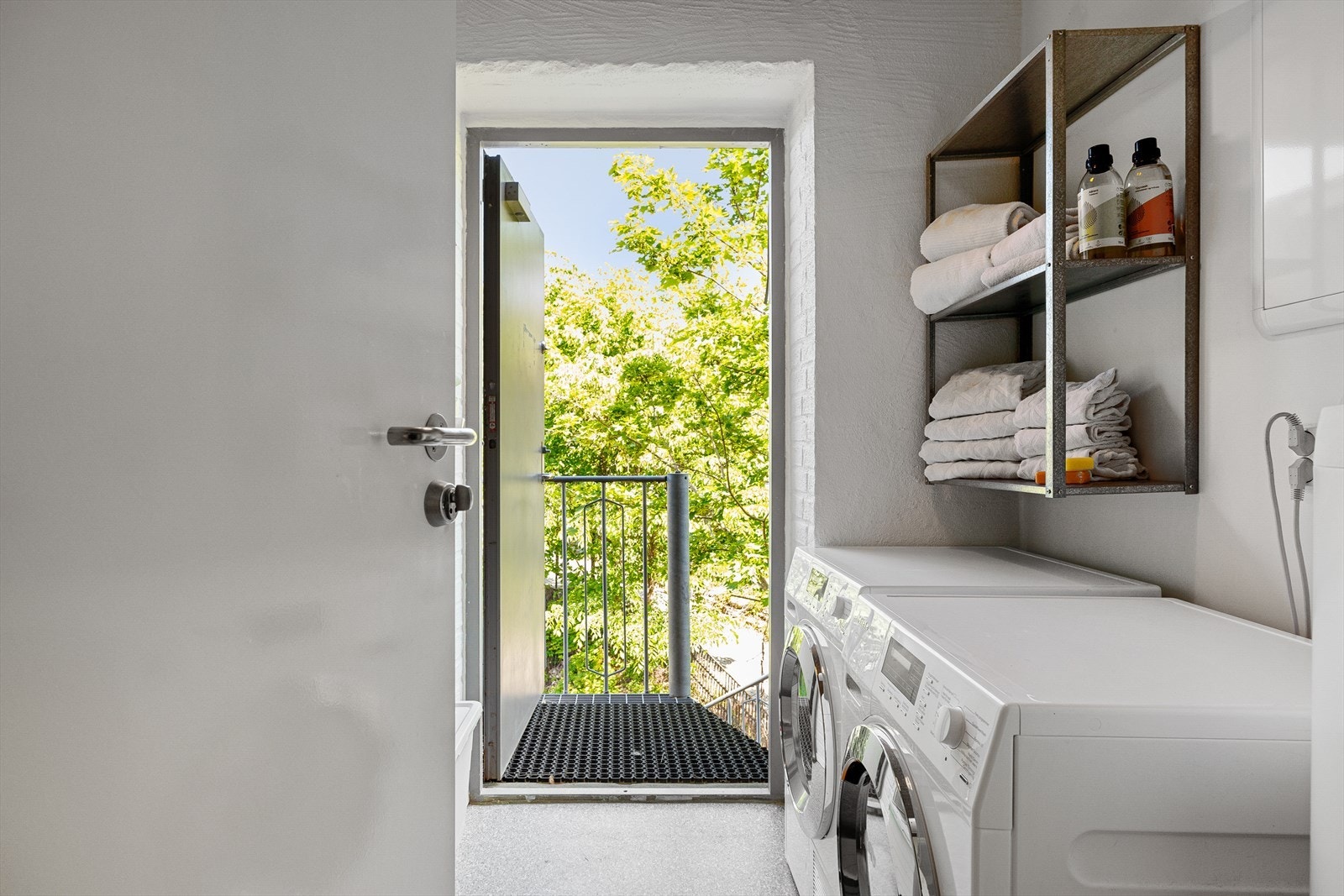 Dessuten har leiligheten eget vaskerom med opplegg for vaskemaskin og tørketrommel, samt mulighet for lagring. Galleribilde