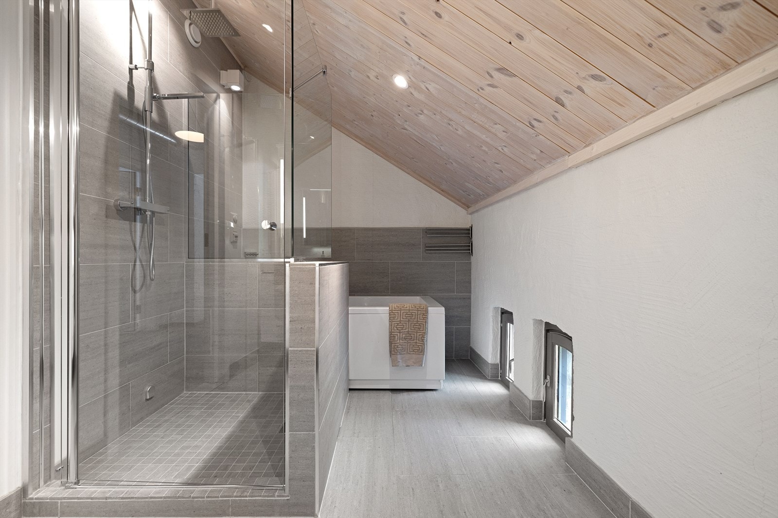Badet fra 2016 har det man trenger og litt til, med flislagt dusjnisje med glassvegger, glassdør og regnfallsdusj. Galleribilde