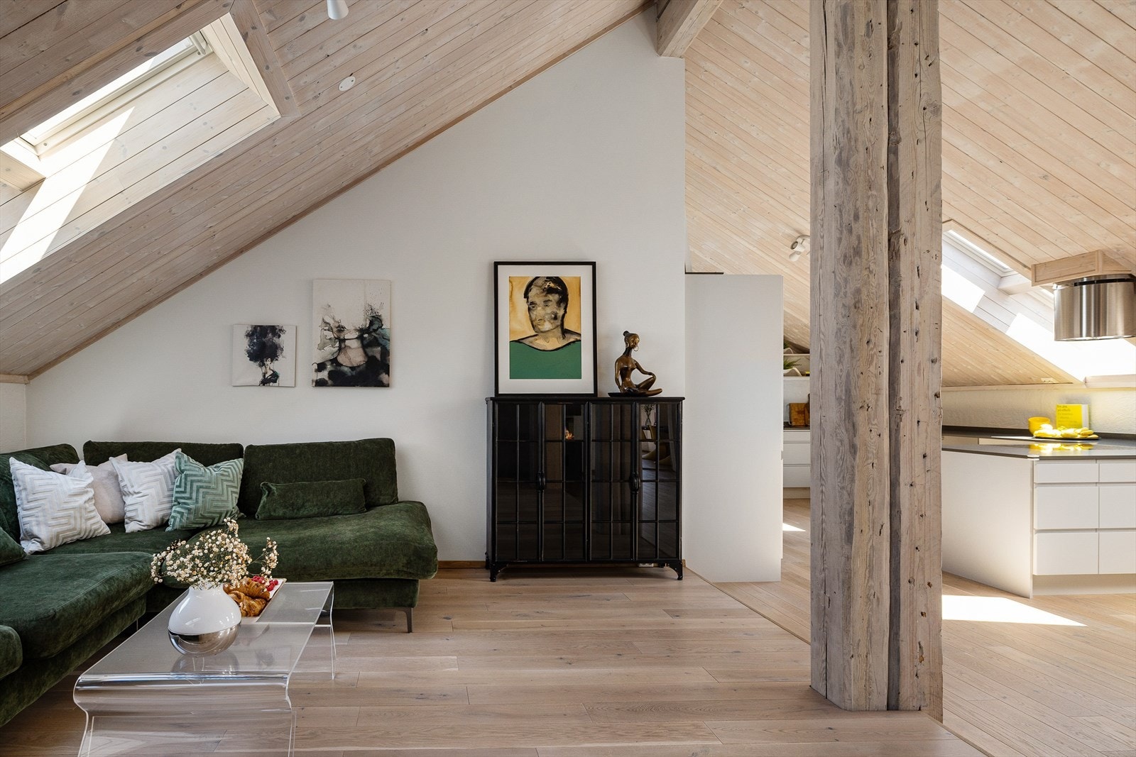 Velkommen inn til skreddersydde og gjennomførte løsninger på toppen av Lerke Mølle! Galleribilde