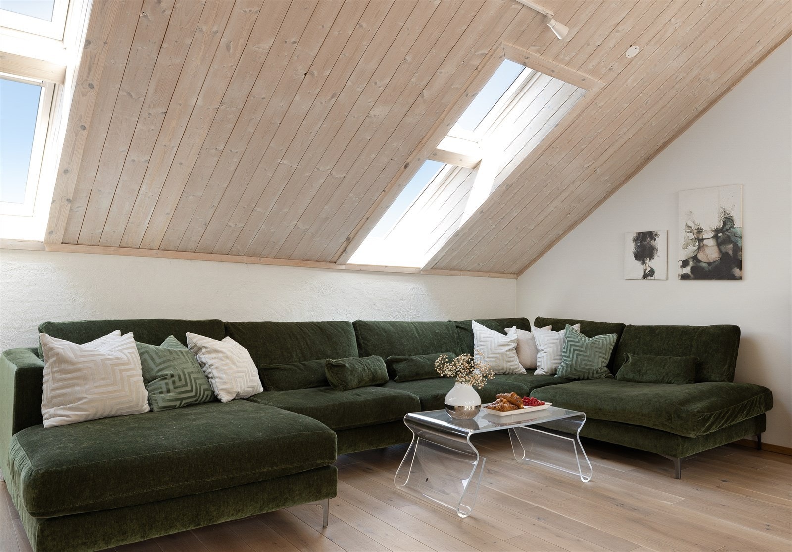 Stuen ligger naturlig i egen sone på et platå, med plass for en stor sofa og med oversikt over resten av rommet. Galleribilde