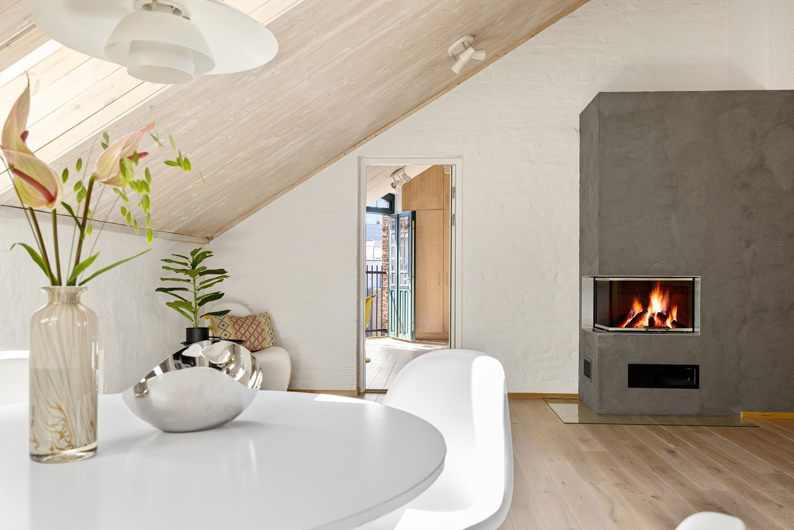 Peisinnsatsen med store glassfelt er et blikkfang i seg selv og gir både varme og en lun stemning. Galleribilde