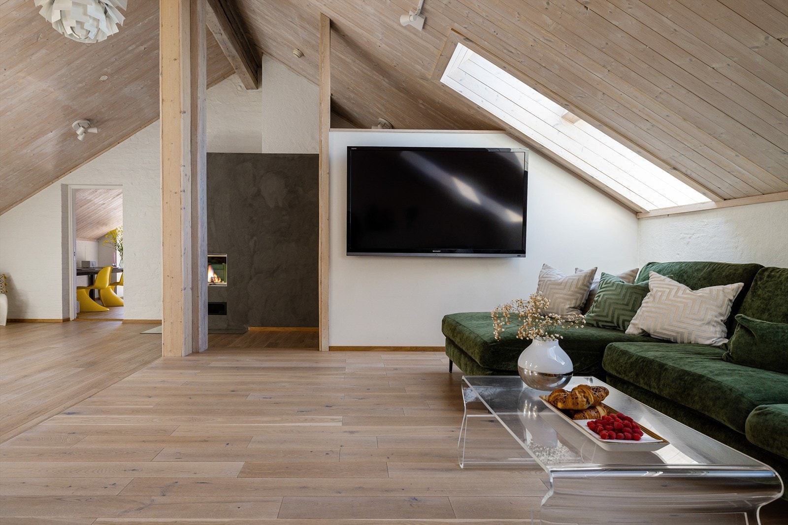 Leiligheten byr på moderne overflater i samspill med sjarmerende loftspreg. Galleribilde