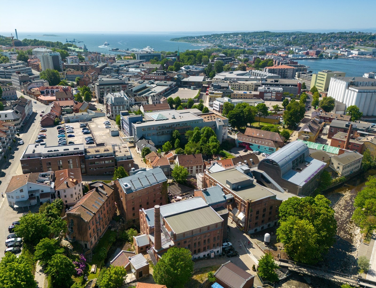 Her bor man tilbaketrukket midt i sentrum med nærhet til både byliv, turområder og fjorden. Galleribilde