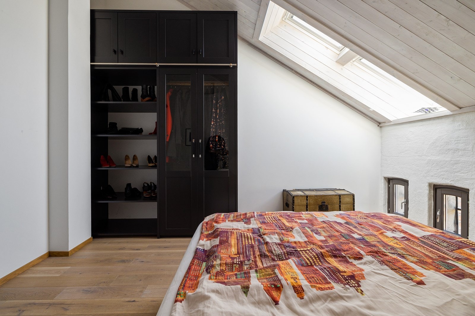 Soverom 2 har et elegant, mørkt garderobeskap. Galleribilde