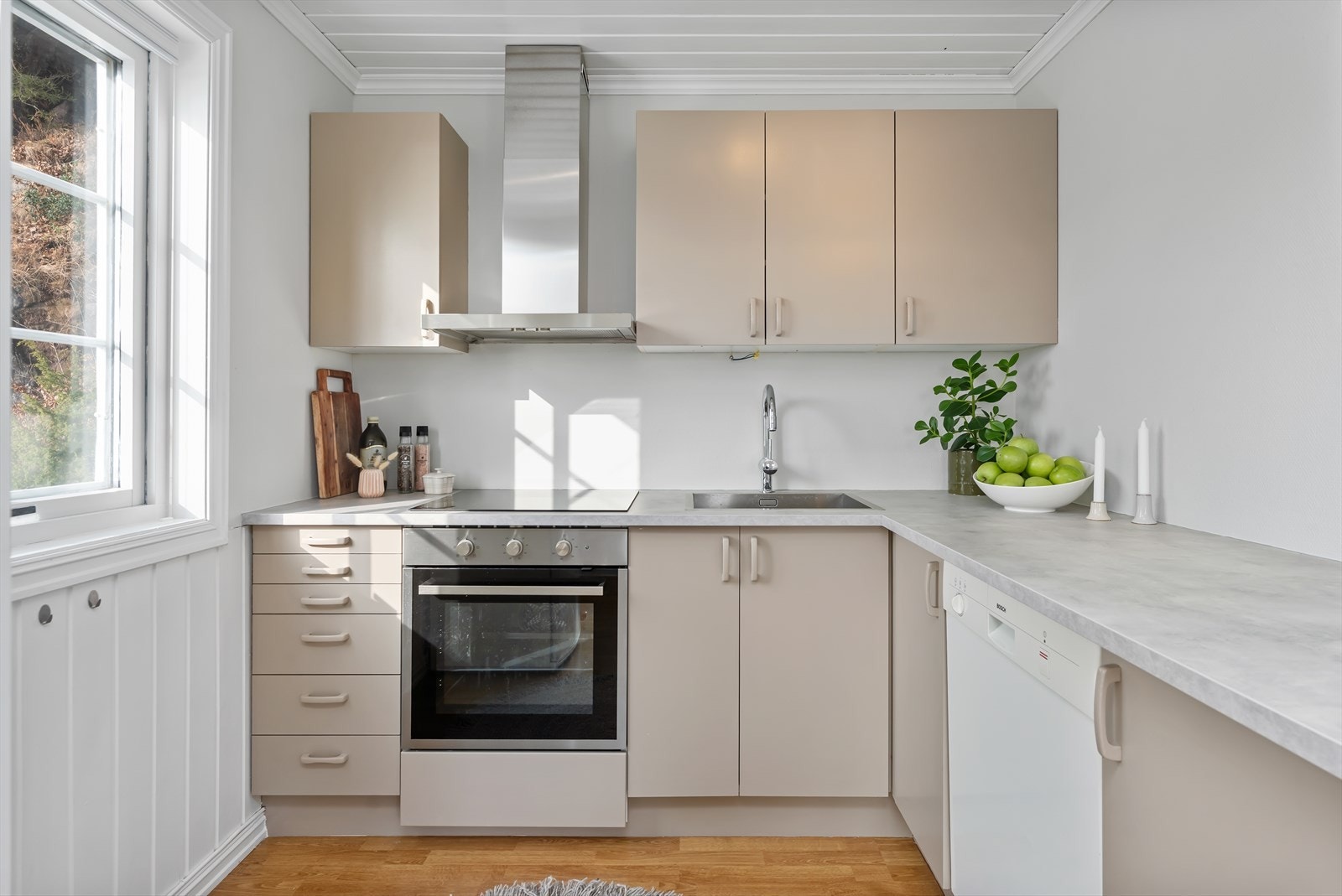 Kjøkkenet har god benke og skapplass Galleribilde