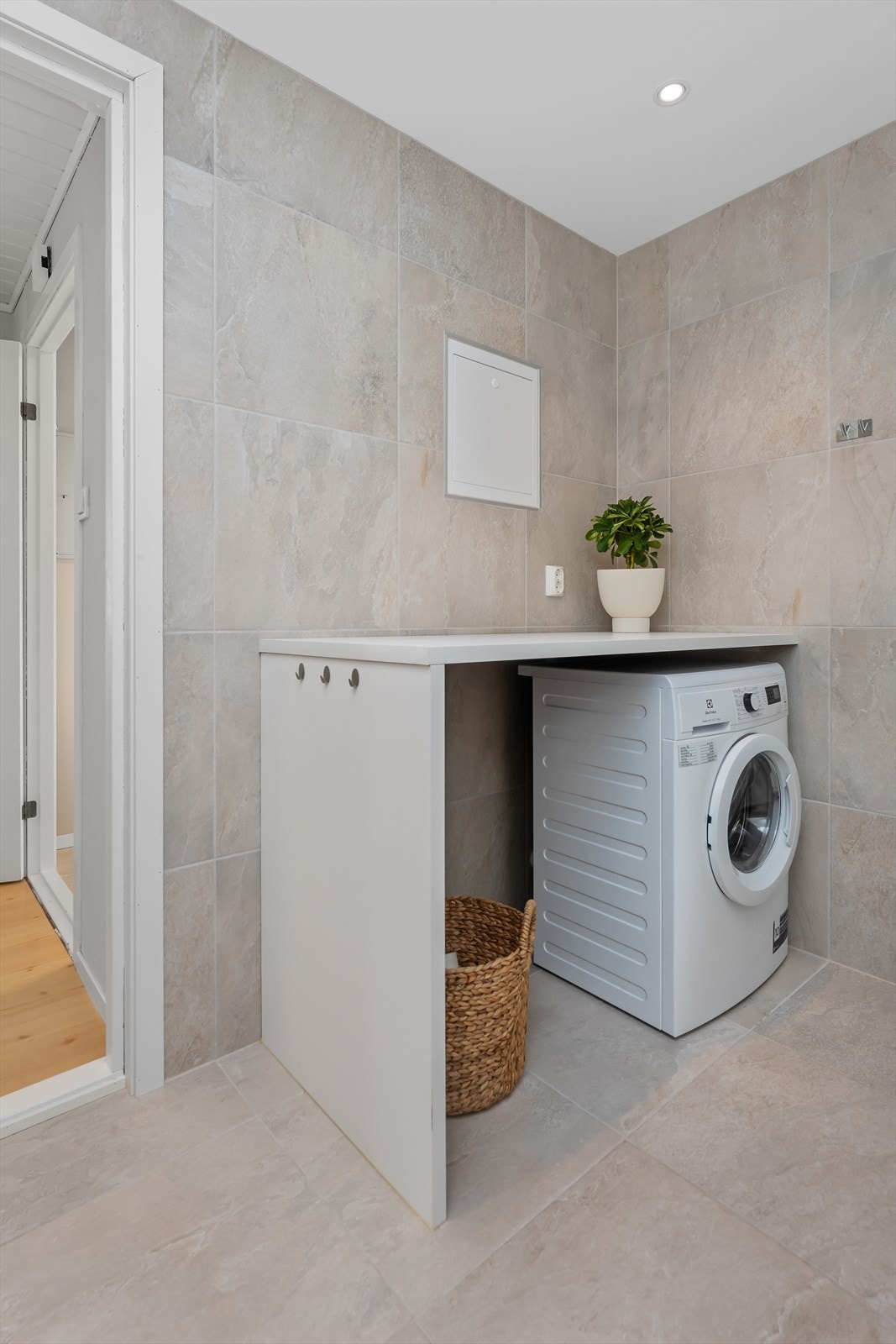 Nyere, lekkert baderom/vaskerom Galleribilde