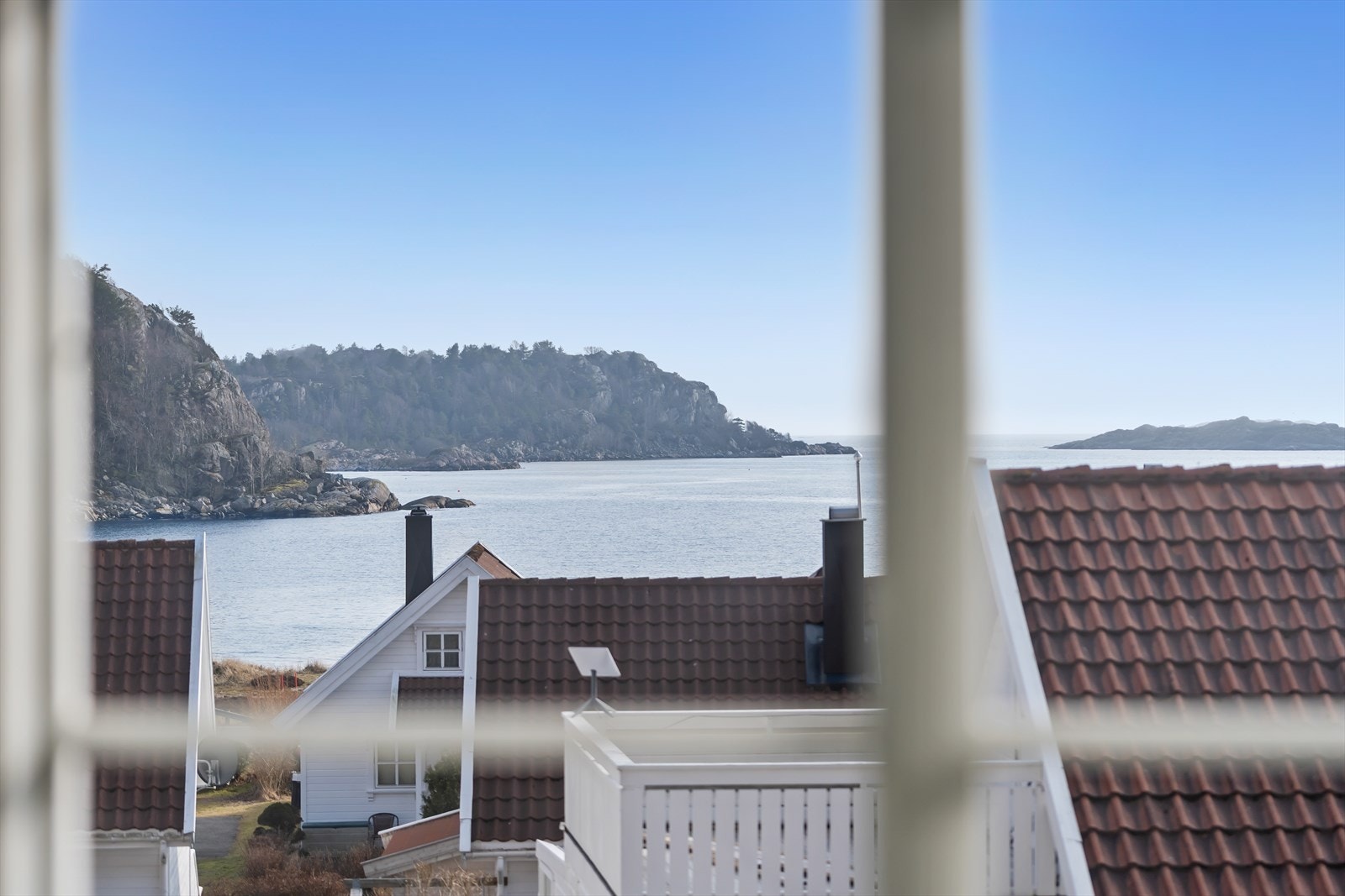 Flott utsikt mot sjøen fra hytta Galleribilde