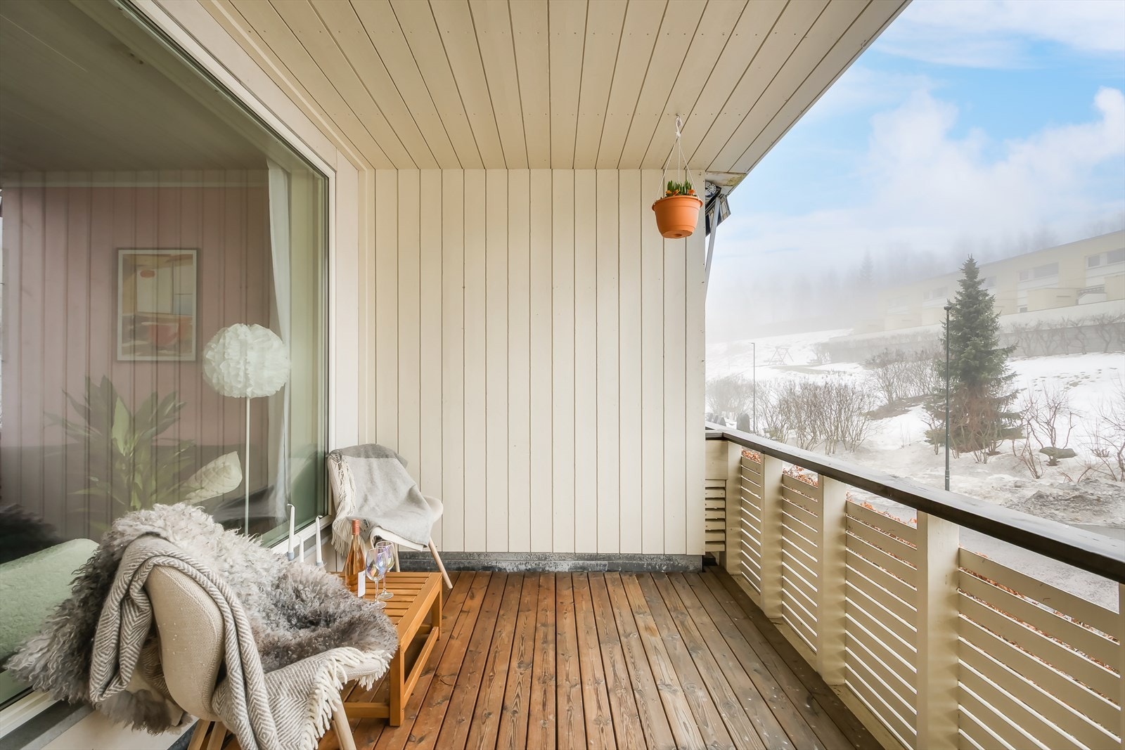 Fra stuen er det utgang til en flott sydvendt balkong på ca. 8m². Galleribilde