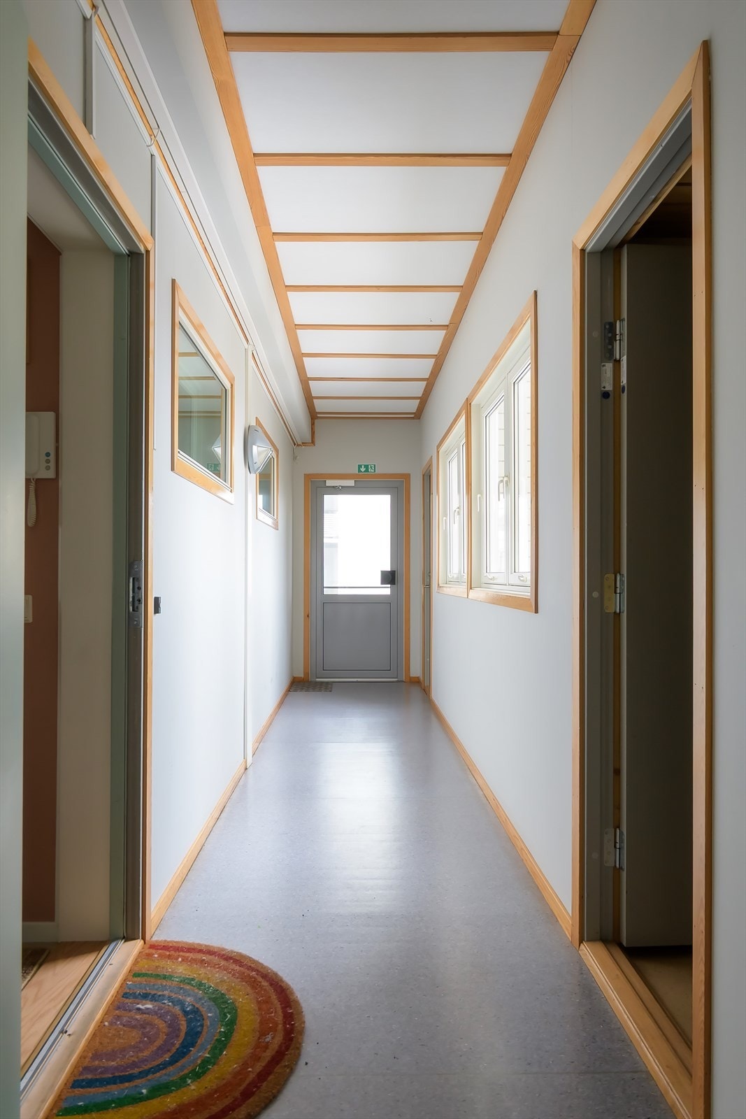 Leilighet inn til venstre, bod inn til høyre. Galleribilde