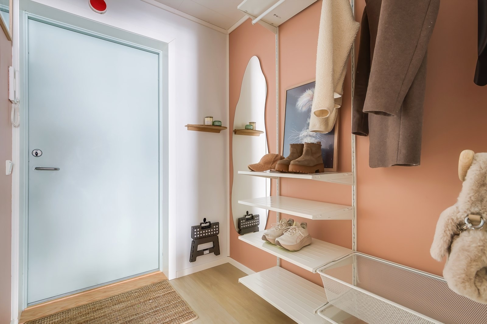 En innbydende entré ønsker deg velkommen hjem og setter tonen for resten av leiligheten. Galleribilde