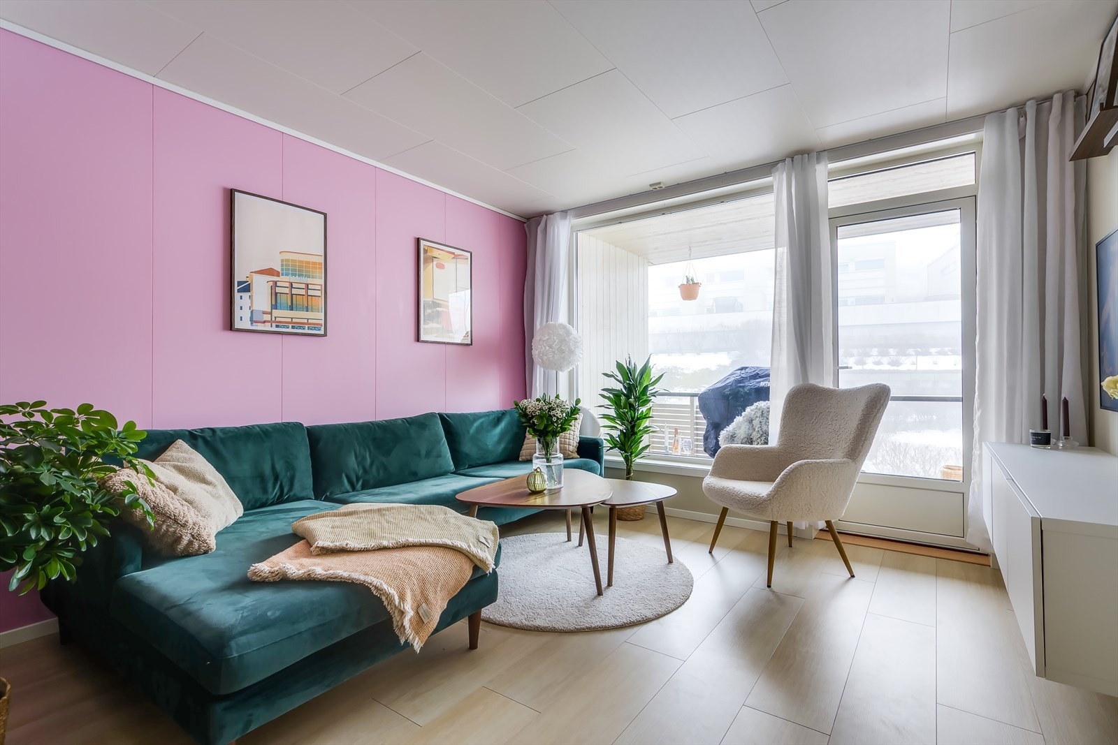 Den lyse og hyggelige stuen har store vindusflater som sikrer gode lysforhold. Galleribilde