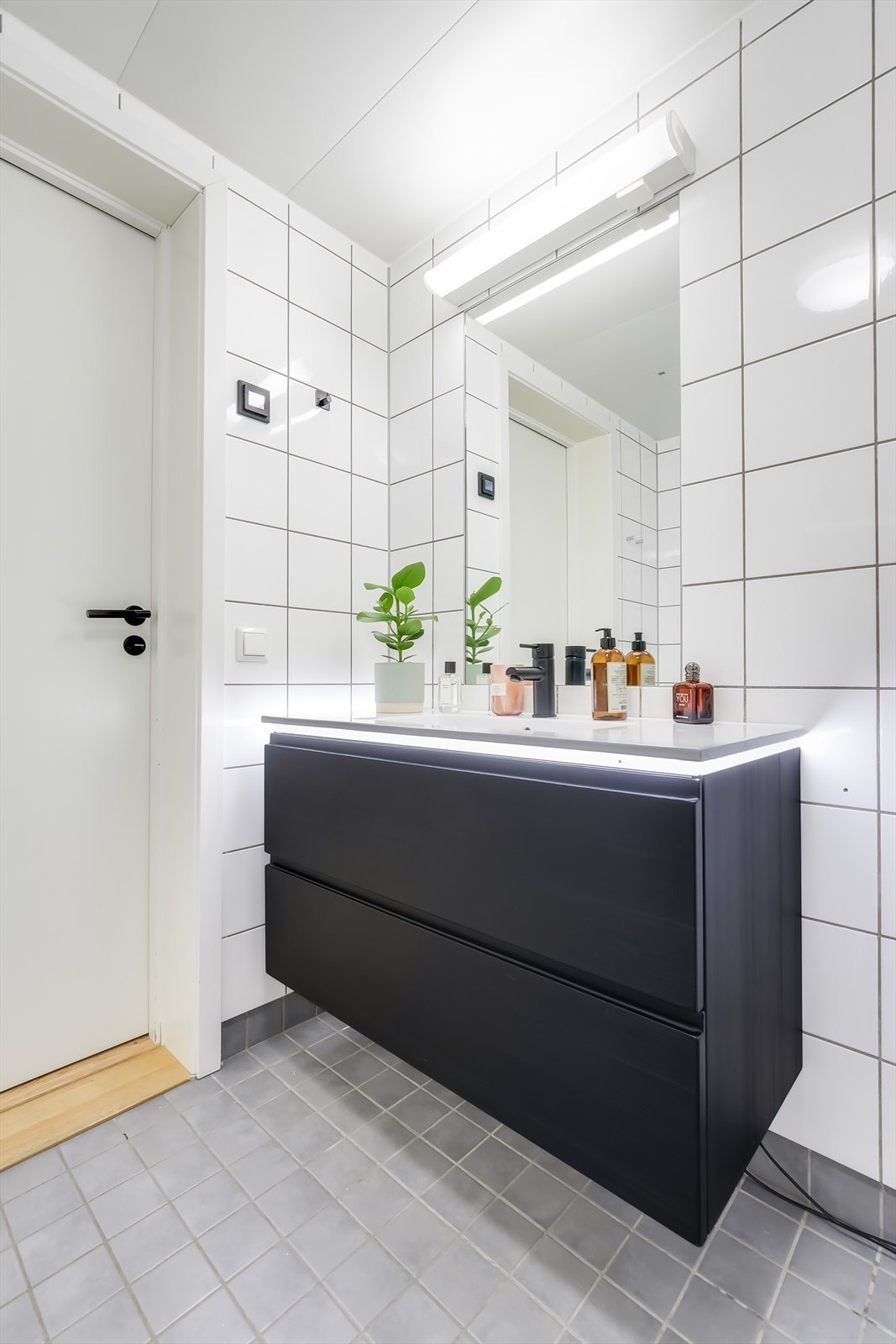 Badet er oppgradert med ny innredning og dusjgarnityr i 2025. Galleribilde