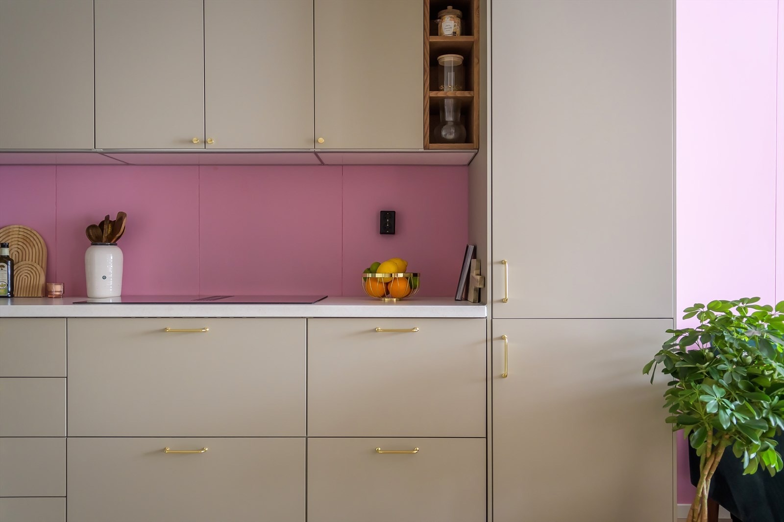 Stilrent IKEA-kjøkken med integrerte hvitevarer bestående av induksjonstopp m/kullfilter, stekeovn, mikrobølgeovn, oppvaskmaskin og kjøl-/fryseskap. Galleribilde
