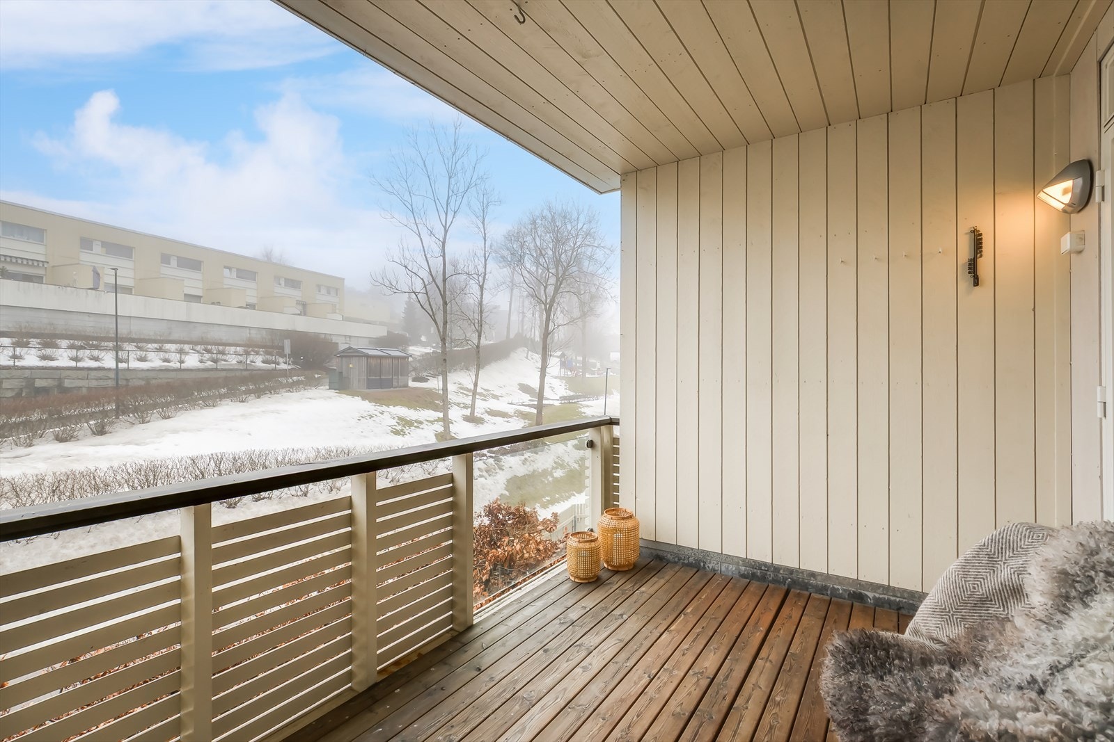 Det er god plass til diverse utemøbler på balkongen. Galleribilde