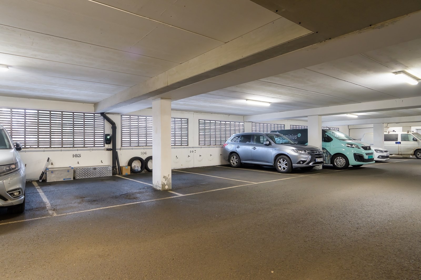 Det medfølger parkeringsplass med elbillader i garasjeanlegg Galleribilde