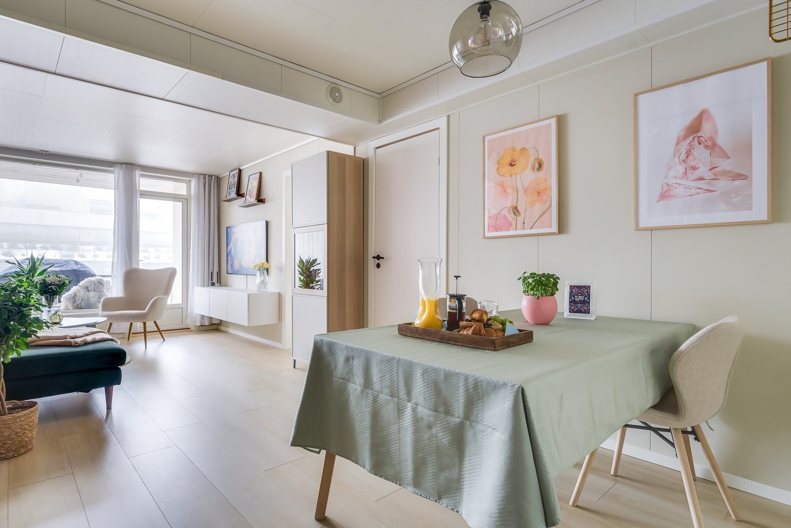Den fine planløsningen gjør det enkelt å innrede med sofa, TV-møbler, spisebord og øvrig møblement. Galleribilde