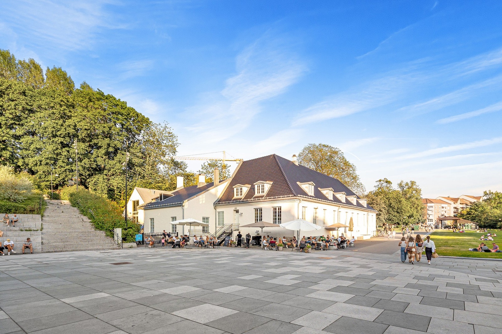 Nedre Foss Gård med utsøkt sesongbasert mat på et lekkert spisested i en restaurert gårdsbygning fra 1800-tallet Galleribilde