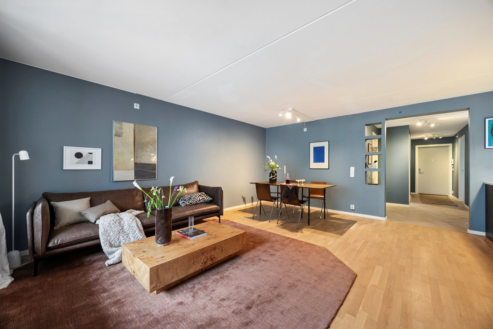 Det er god plass til både spisebord og sofagruppe. Galleribilde