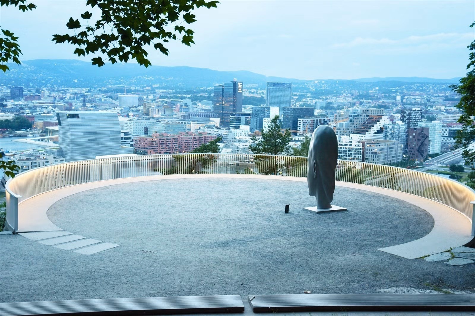 Fra Gamlebyen går det trapper opp til dette utsiktspunktet og Ekebergrestauranten Galleribilde