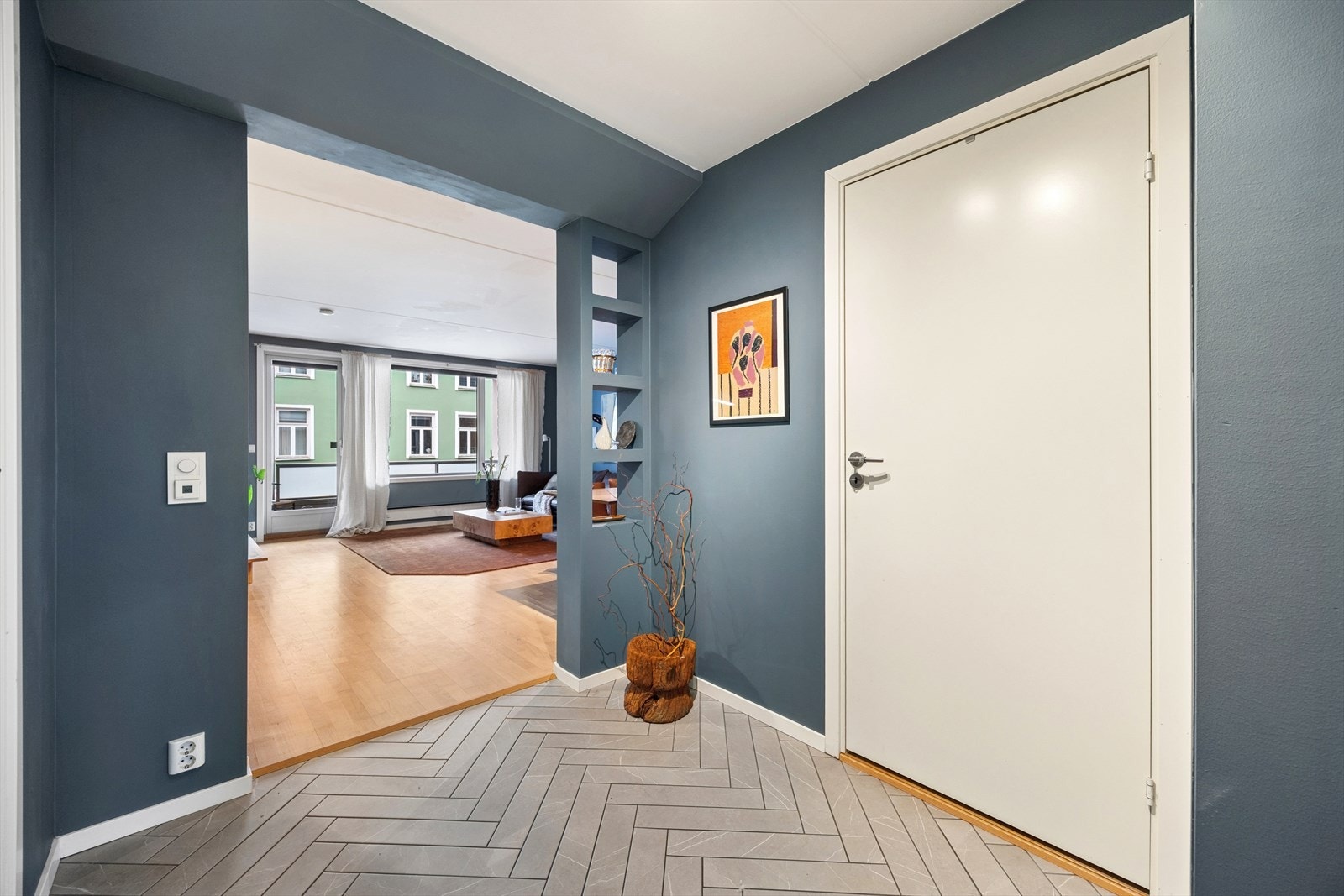 Bred gang som knytter boligens rom sammen. Galleribilde