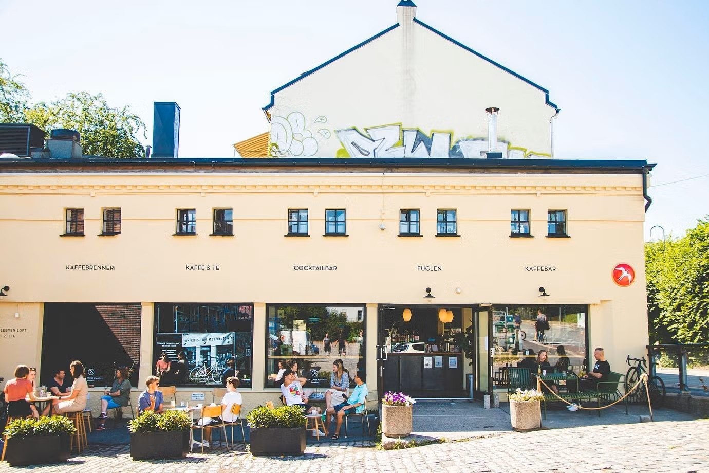 Alt fra morgenkaffe til konsert og cocktails er tilgjengelig på Fuglen rett over veien. Ved siden av ligger også restauranten ZZ pizza. Galleribilde