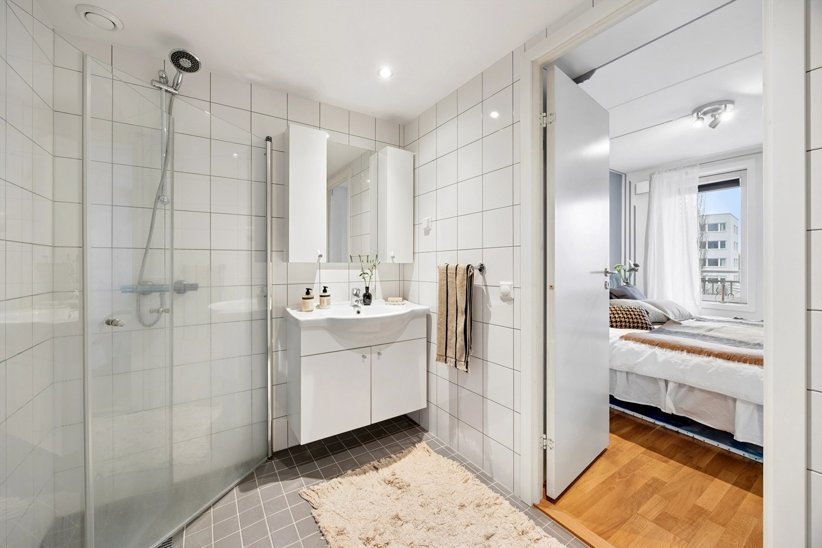 Baderomsinnredningen består av underskap med slette fronter, to høyskap og speildel. Dusjsonen har innfellbare dører i glass. Galleribilde