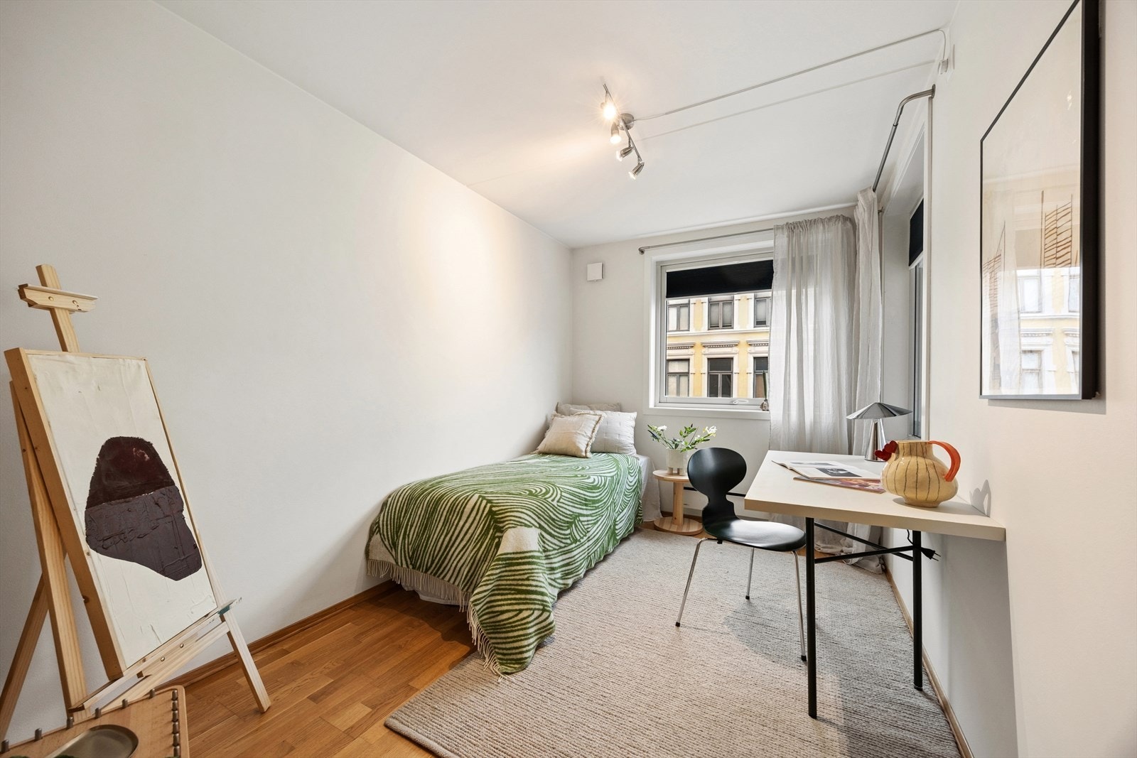 Soverom III har plass for seng, nattbord, skrivebord og garderobeskap. Galleribilde