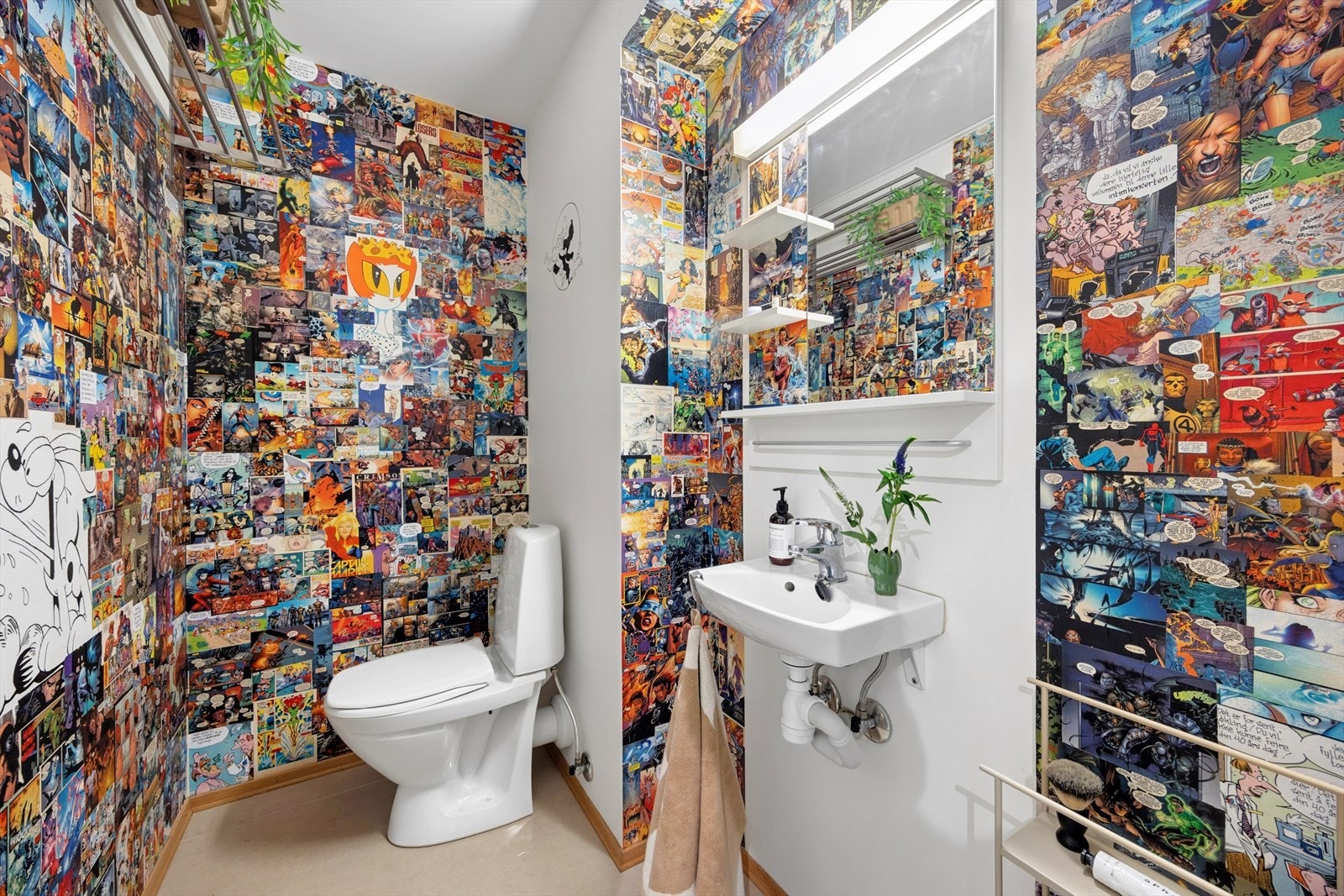 Toalett med klosett, servant, underskap og speildel. Galleribilde