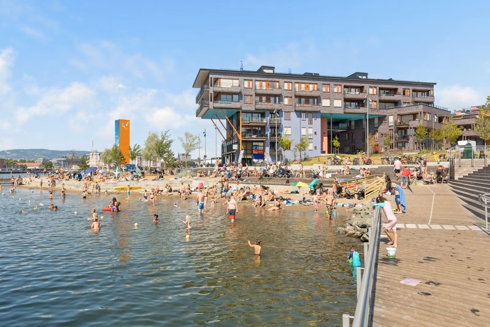 Også kort vei videre til bademuligheter på Sørenga med bredt utvalg av spisesteder. Galleribilde