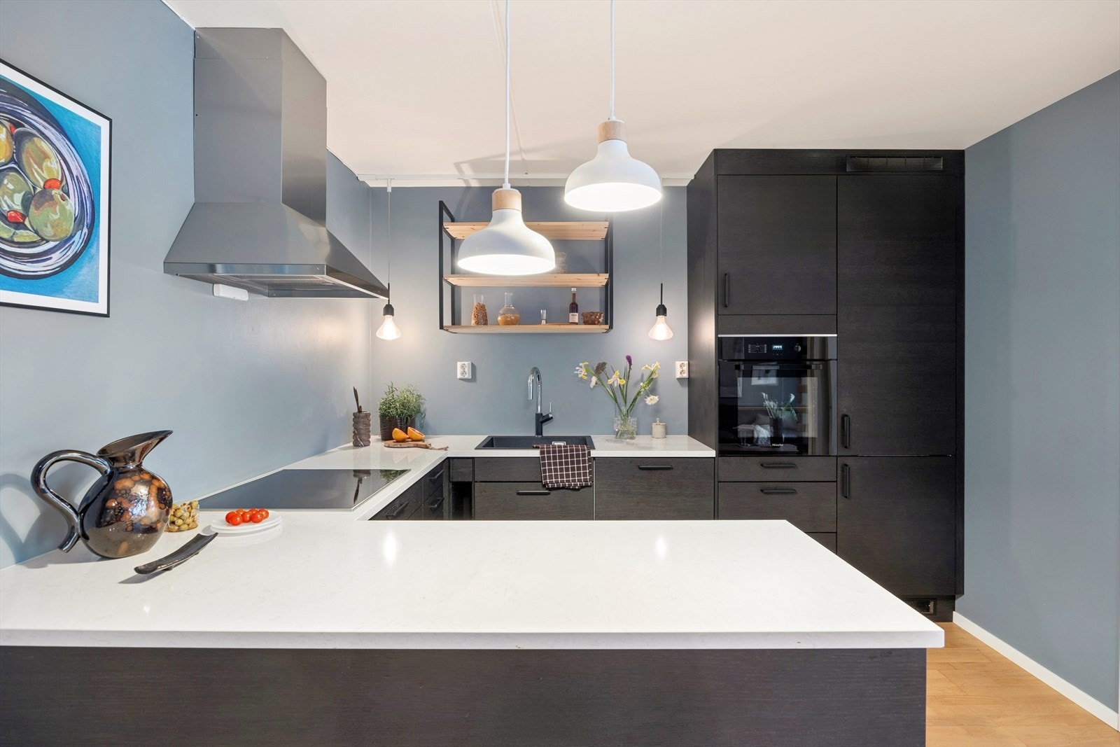 Pent kjøkken med god benke- og skapplass. Galleribilde