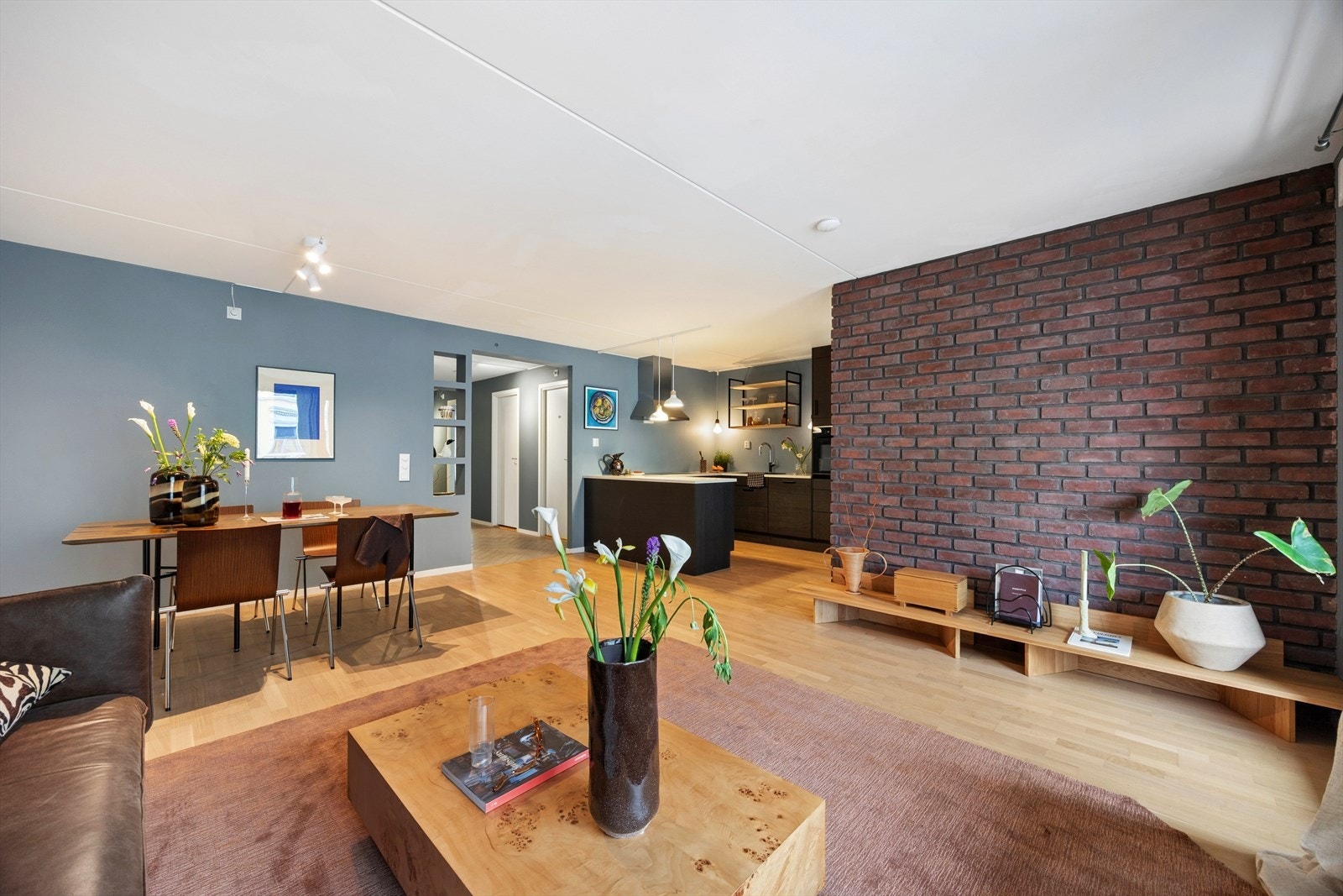 En flott 4-roms med høy standard og sentral beliggenhet i et bygg fra 2014. Galleribilde