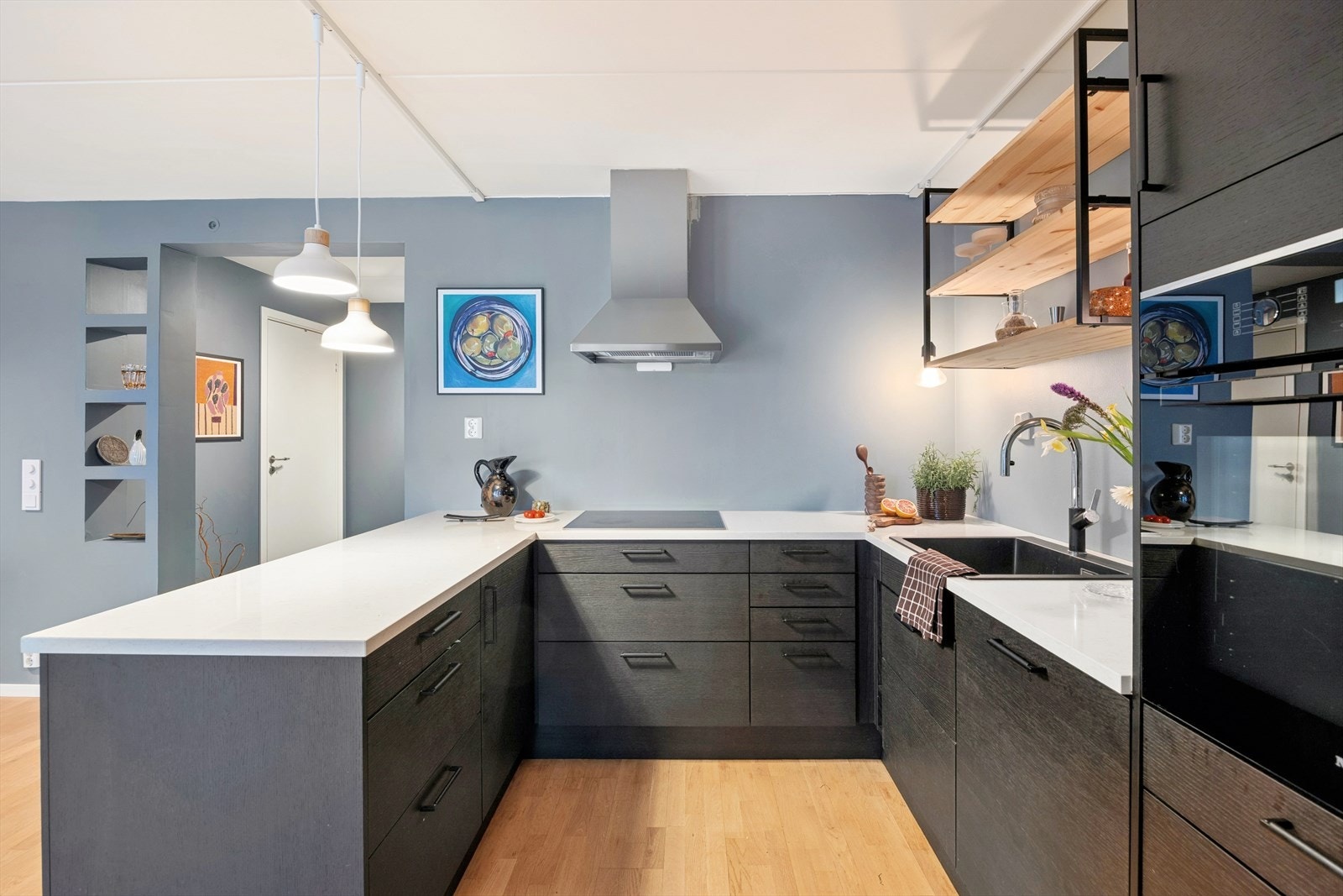 Hvitevarer er integrerte og består av komfyr med platetopp, oppvaskmaskin, kjøleskapg og fryser - alle Miele produkter. Galleribilde