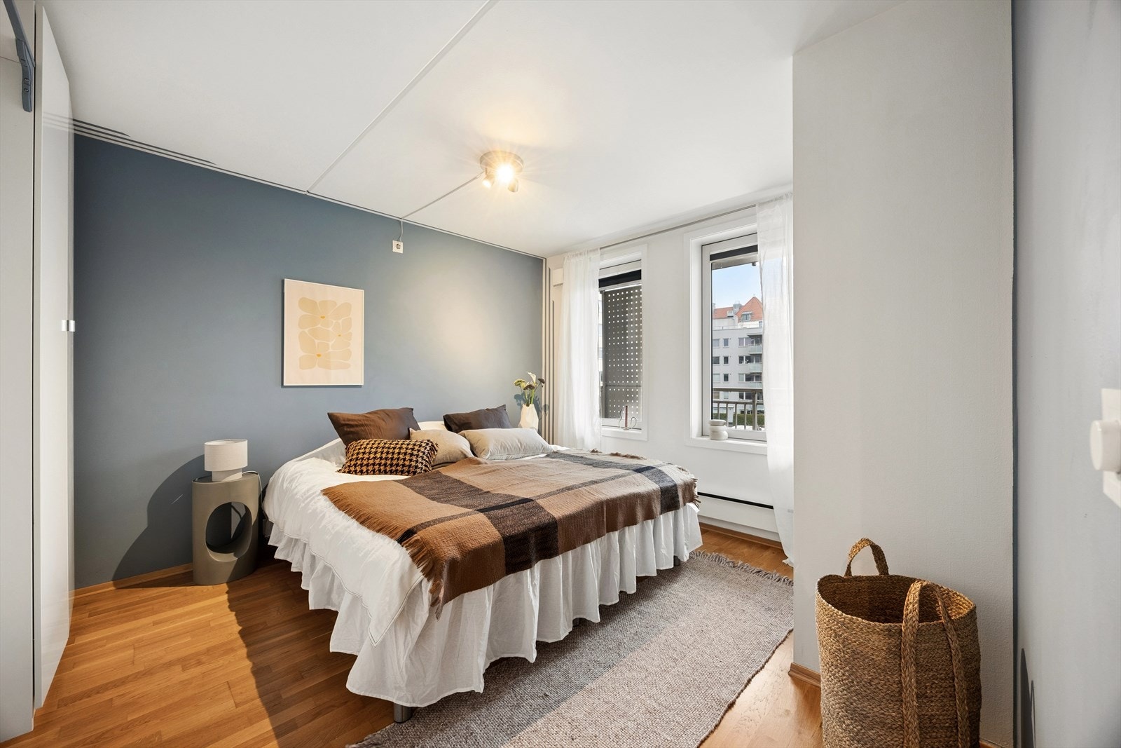 Hovedsoverom med god plass til bred seng og garderobeskap. Galleribilde