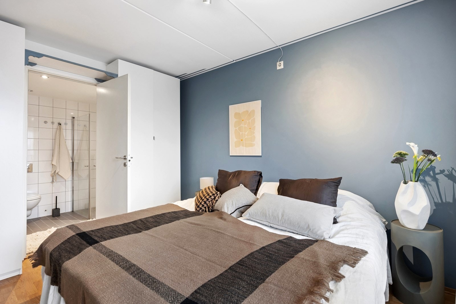 Det er adgang til baderommet fra mellomgang og hovedsoverommet. Galleribilde