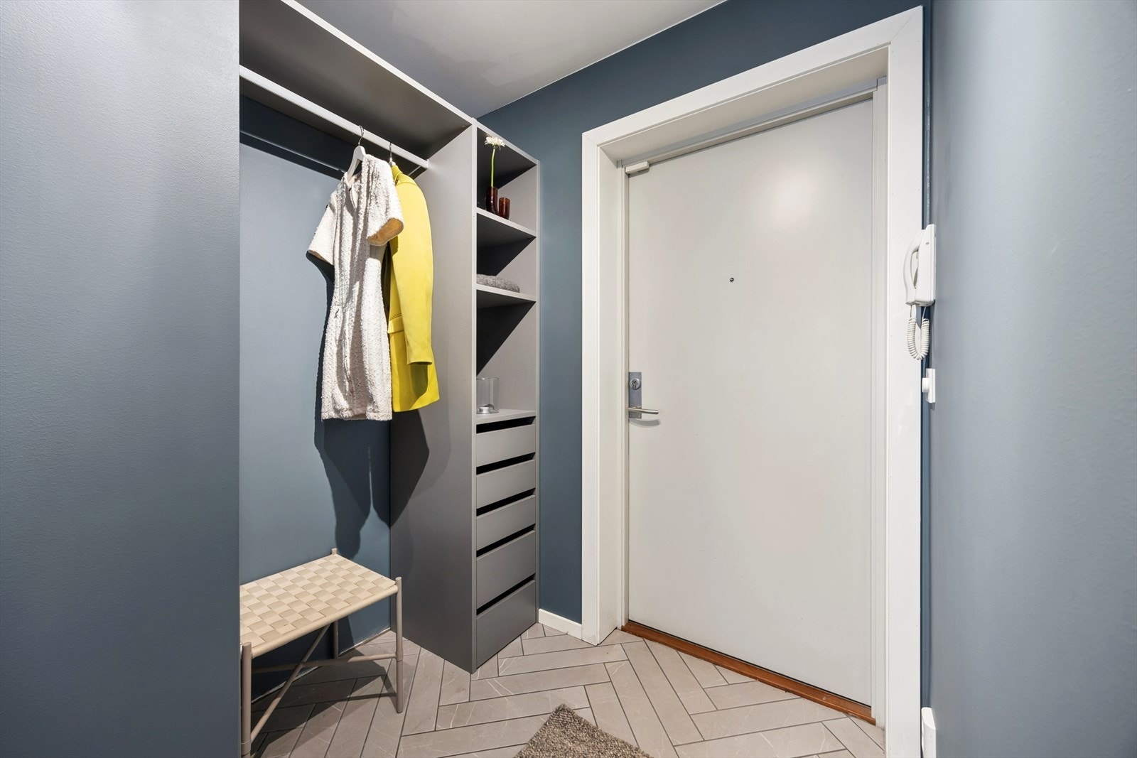 Entré med innfelt nisje for oppbevaring av ytterklær. Dørcalling. Galleribilde