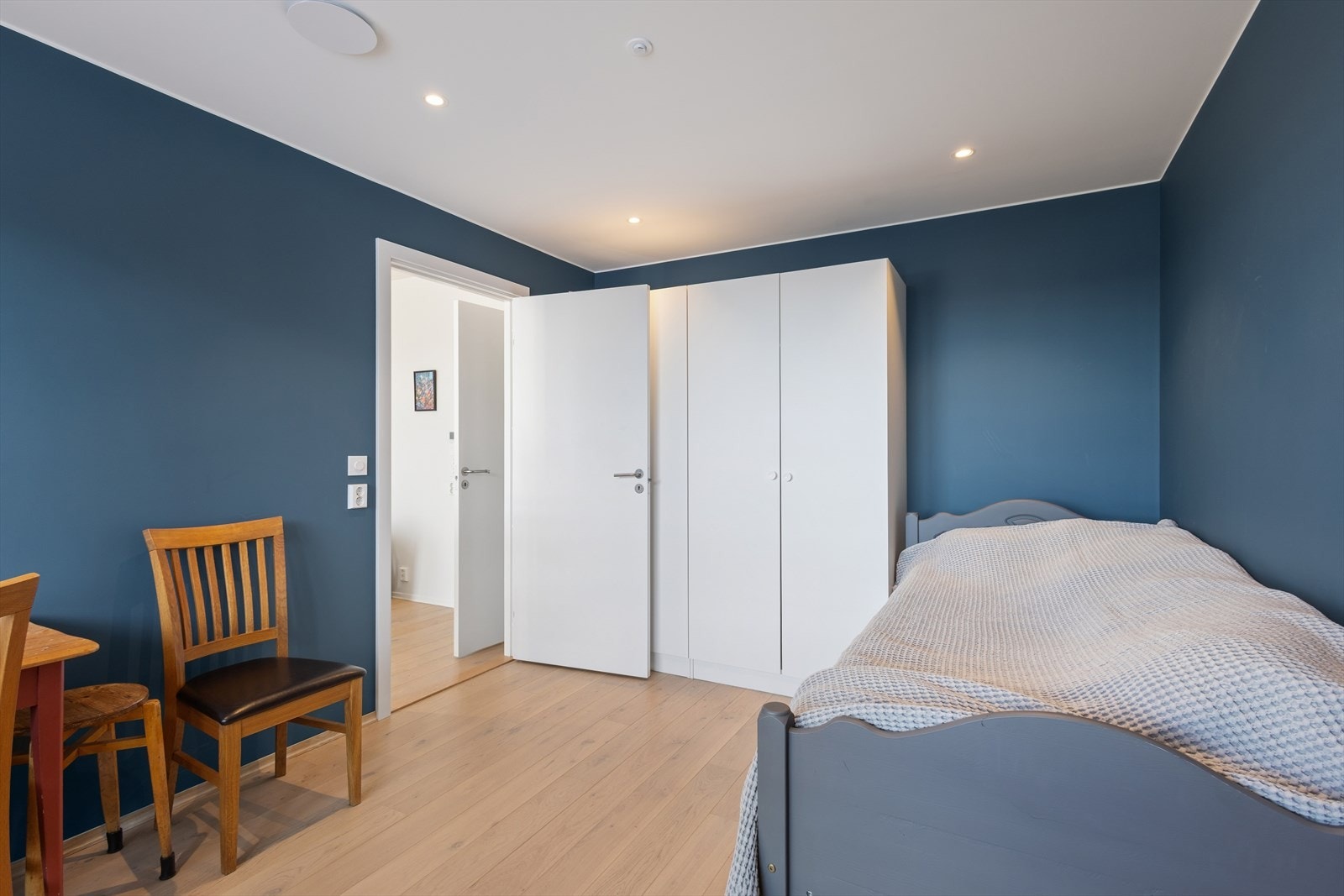 Soverommet er romslig med plass til dobbeltseng, nattbord og stort garderobeskap. Galleribilde