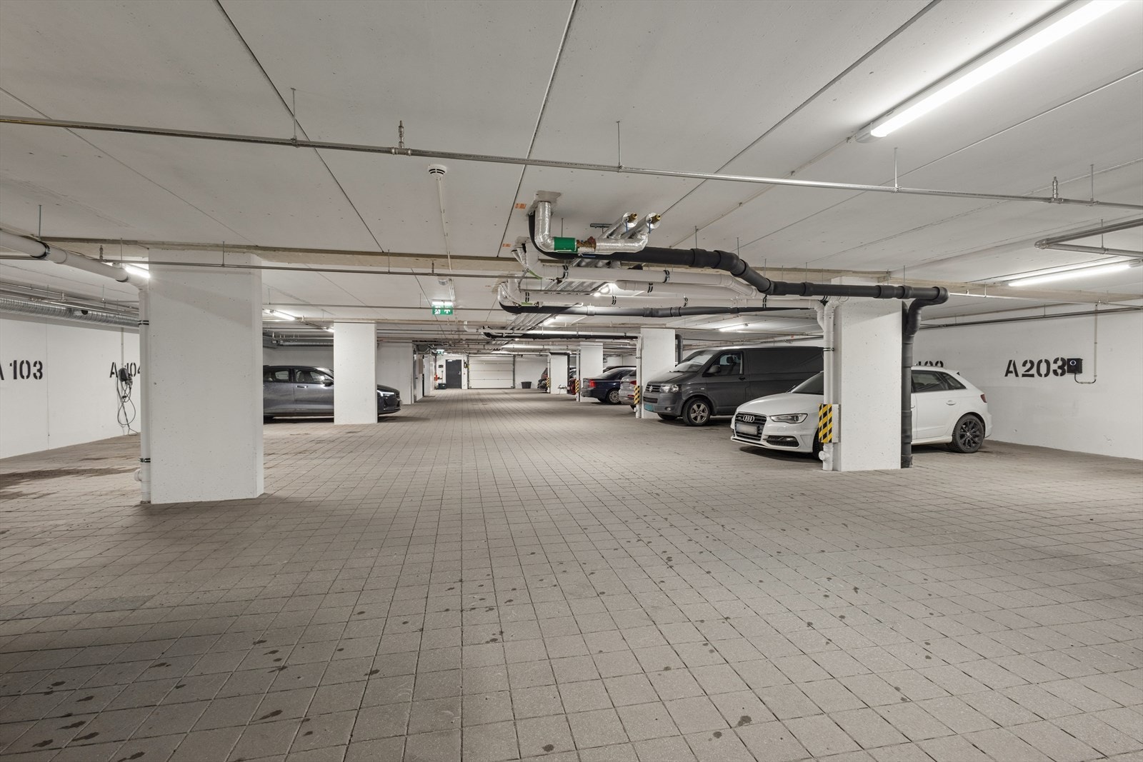 Leiligheten har egen parkeringsplass i felles garasjeanlegg. I tillegg medfølger det en sportsbod på samme plan som garasje. Galleribilde